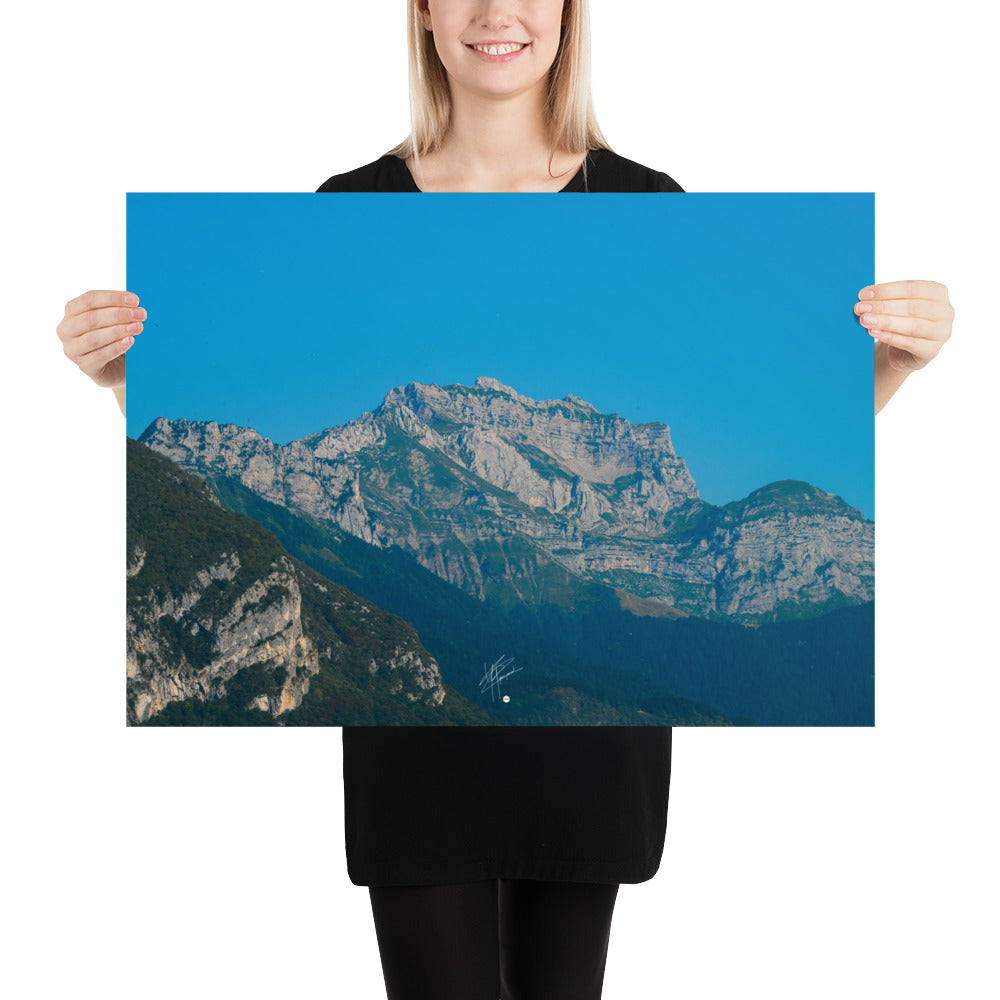 Photographie du poster 'Le Massif de la Tournette N04', offrant une vue spectaculaire sur le massif de la Tournette depuis le pied de la montagne en Haute-Savoie.