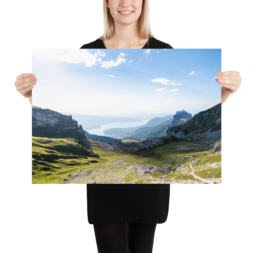 Poster 'Panorama' représentant une vue panoramique du lac d'Annecy en Haute-Savoie, capturant la tranquillité et la beauté naturelle du lieu.