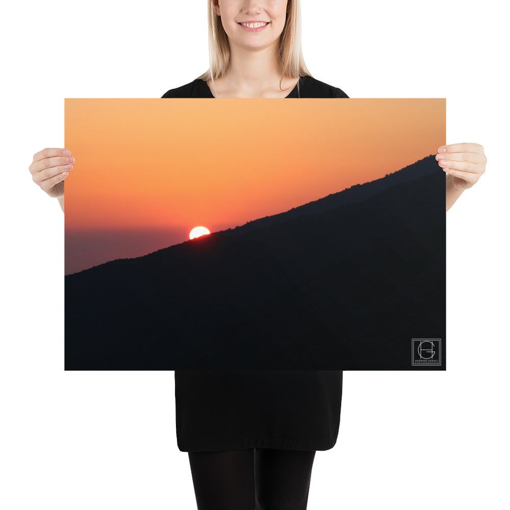 Lever de soleil scintillant sur la montagne du Canigou, capture majestueuse de la beauté éphémère de la nature, signée par Hadrien Geraci.