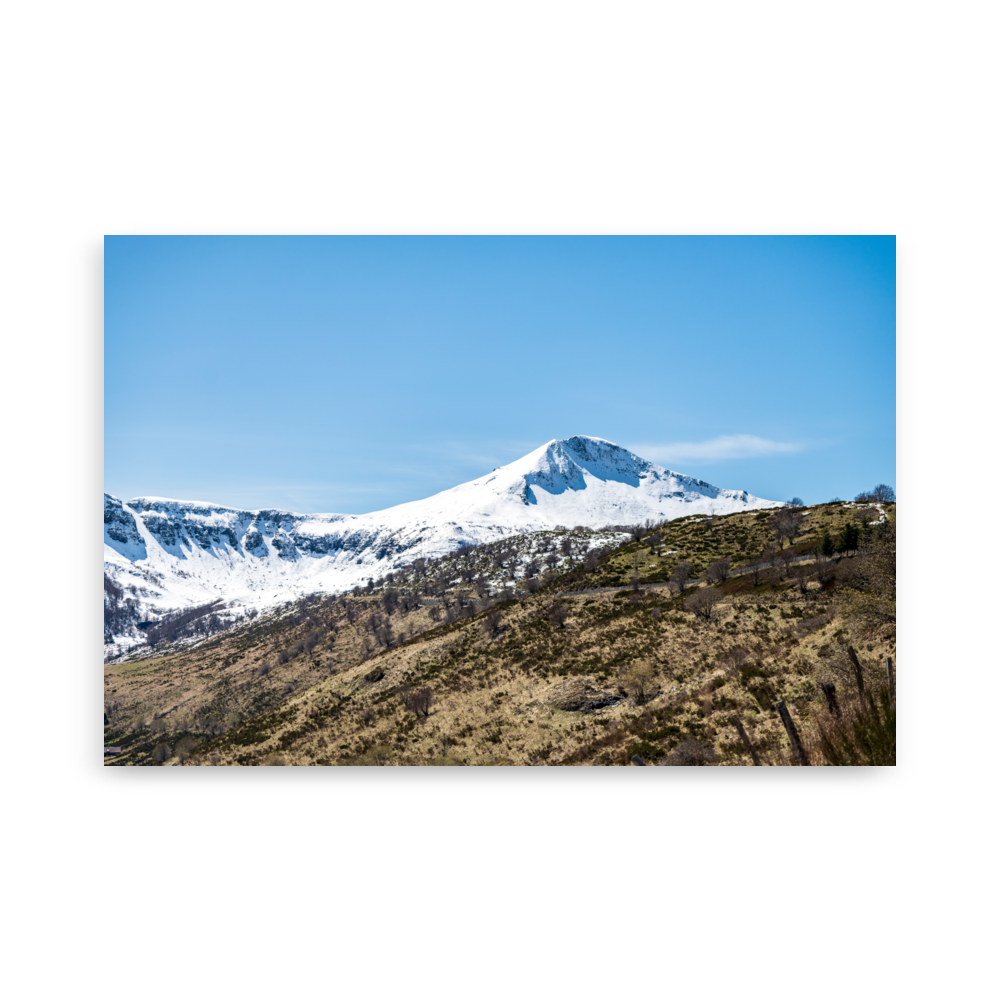 Poster d'une photographie du Puy Mary enneigé et des montagnes sèches au premier plan.