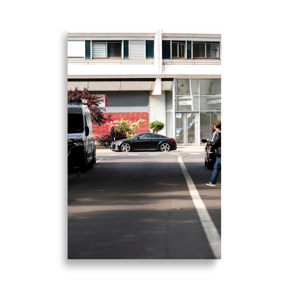 Poster de photographie de rue d'une Audi TT noire garée à Paris, mise en valeur par la lumière du soleil.