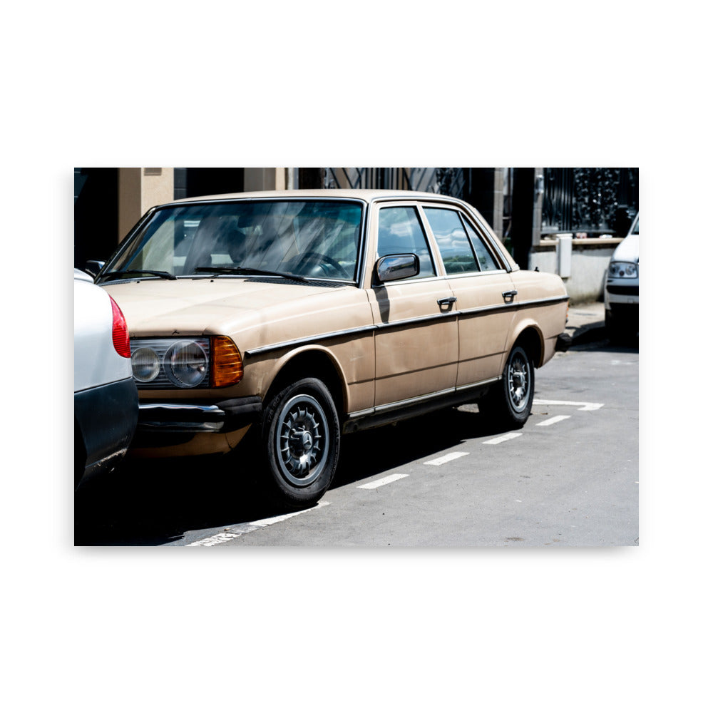 Affiche "Mercedes-Benz 123" montrant une voiture classique Mercedes-Benz dans son jus.