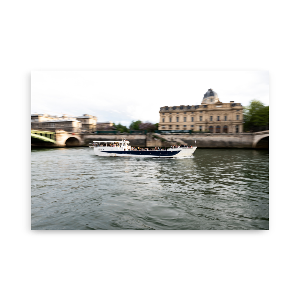 Affiche "Paris Montparnasse Bateau-Mouche" représentant un bateau-mouche sur la Seine à Paris.