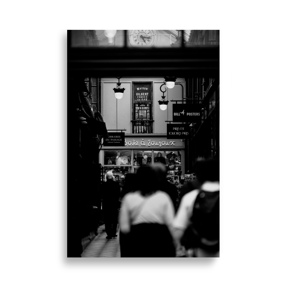 Scène de rue en noir et blanc d'un passage parisien.