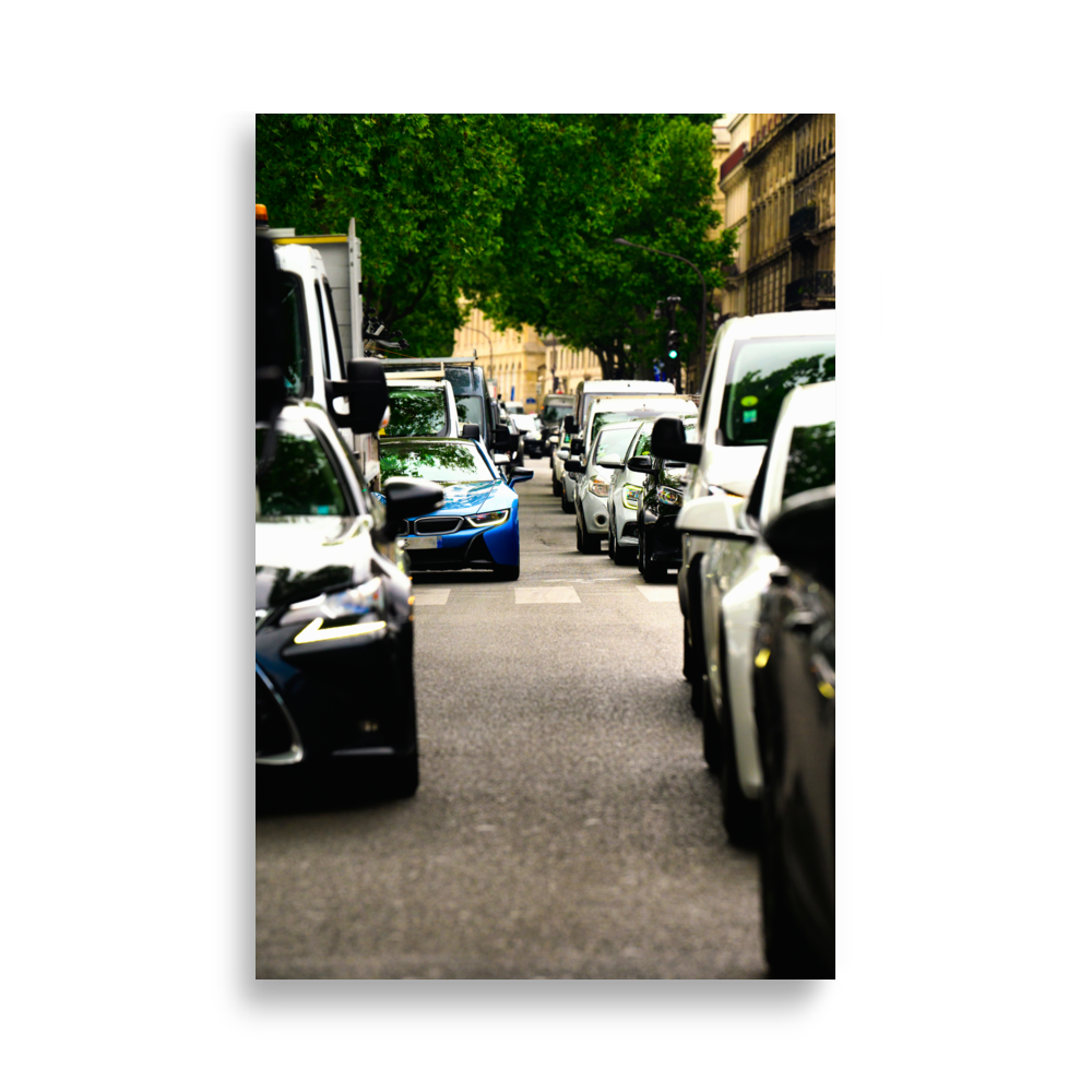 Une belle BMW I8 bleue dans la circulation parisienne.