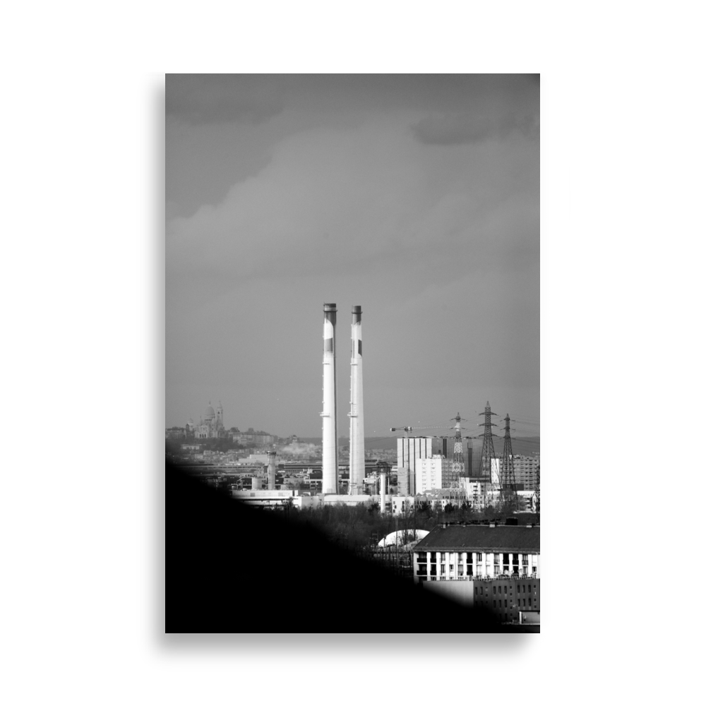 Vue en noir et blanc des hauteurs de Villeneuve Saint Georges avec deux grandes cheminées.