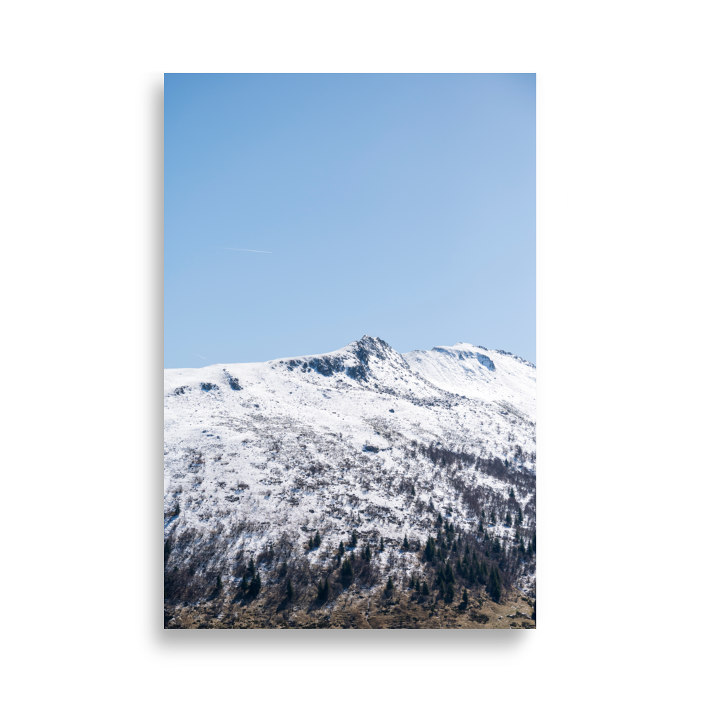 Paysage de montagnes enneigées du Cantal.