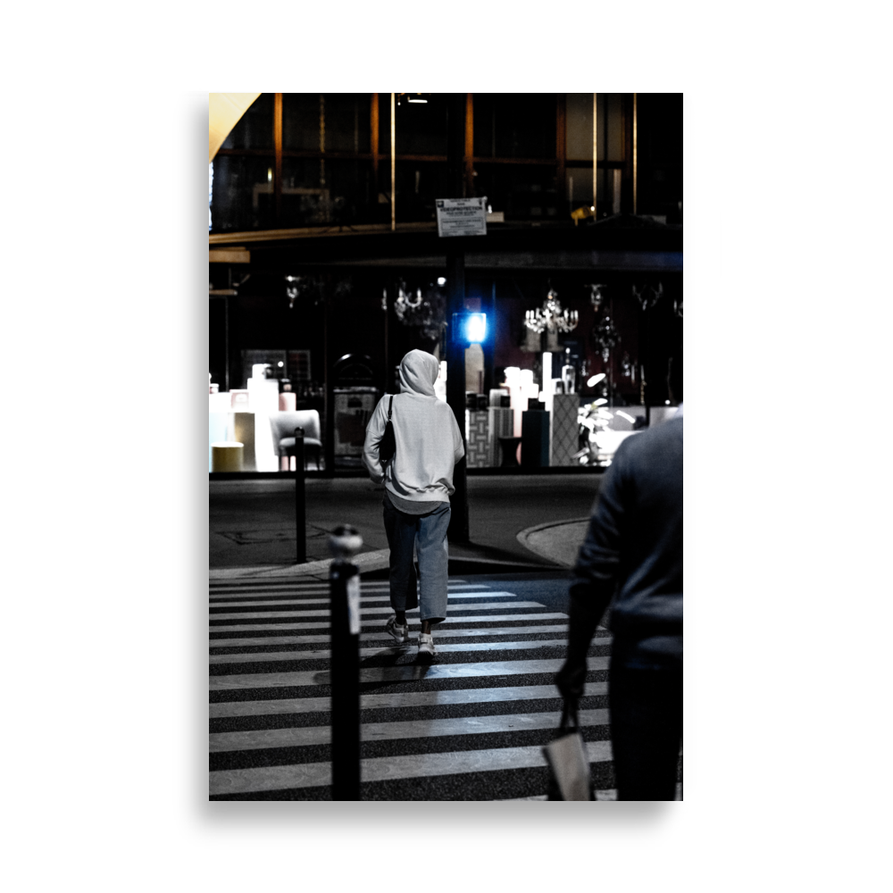 Poster de la photographie "Photo de rue N20", une scène nocturne d'une jeune femme traversant un passage piéton à Paris.