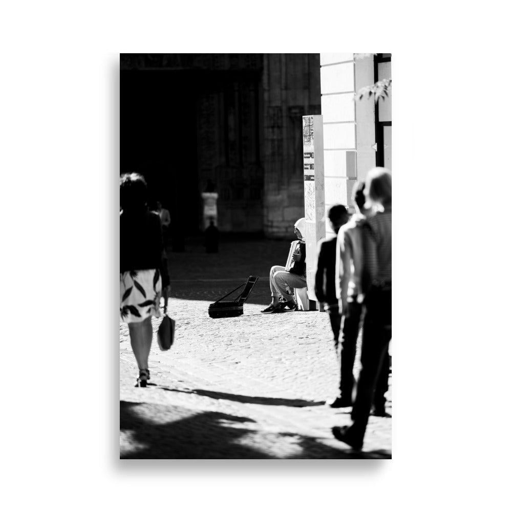 Poster de photographie en noir et blanc d'un homme jouant de l'accordéon dans les rues de Rouen, avec la cathédrale en arrière-plan.