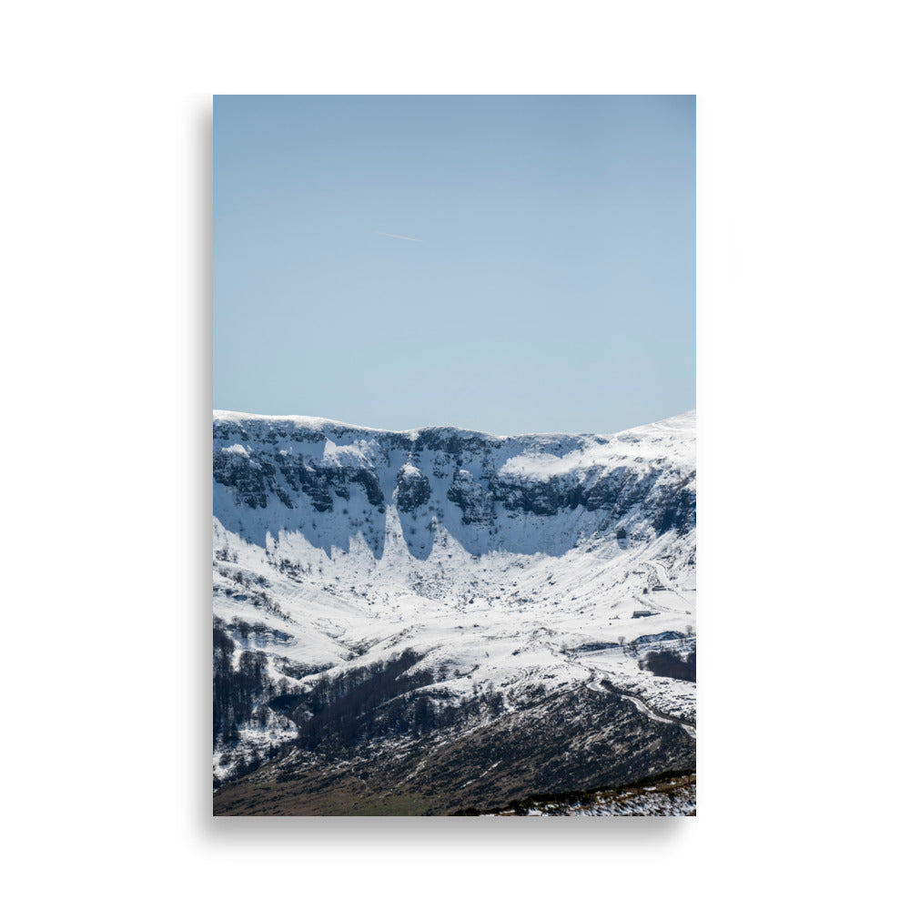 Montagnes du Cantal - Paysage enneigé d'une chaîne de montagnes majestueuses - La Boutique du Poster