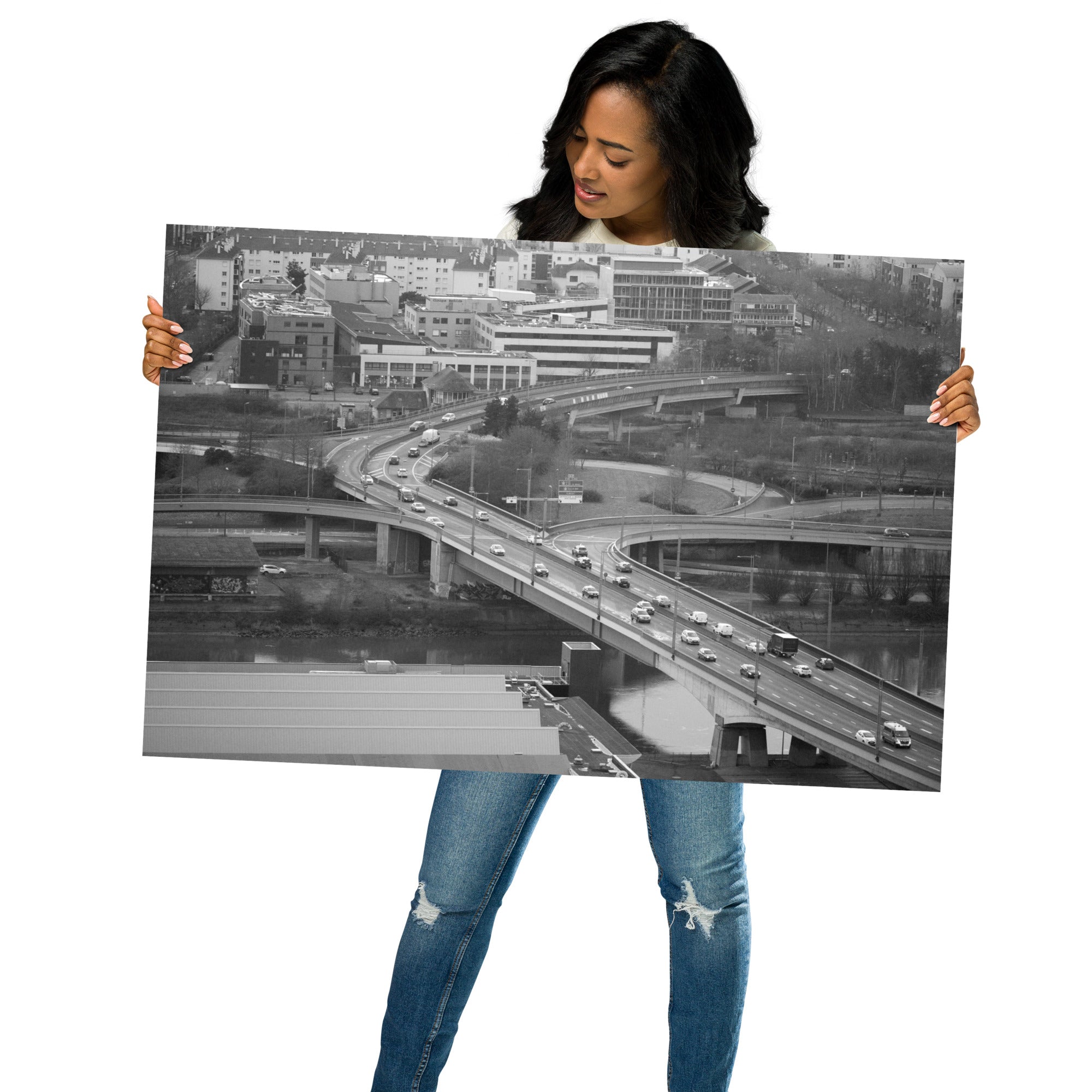 Poster Rouen N01 - Une photographie en noir et blanc captivante des hauteurs de Rouen, mettant en valeur la circulation sur un pont emblématique.