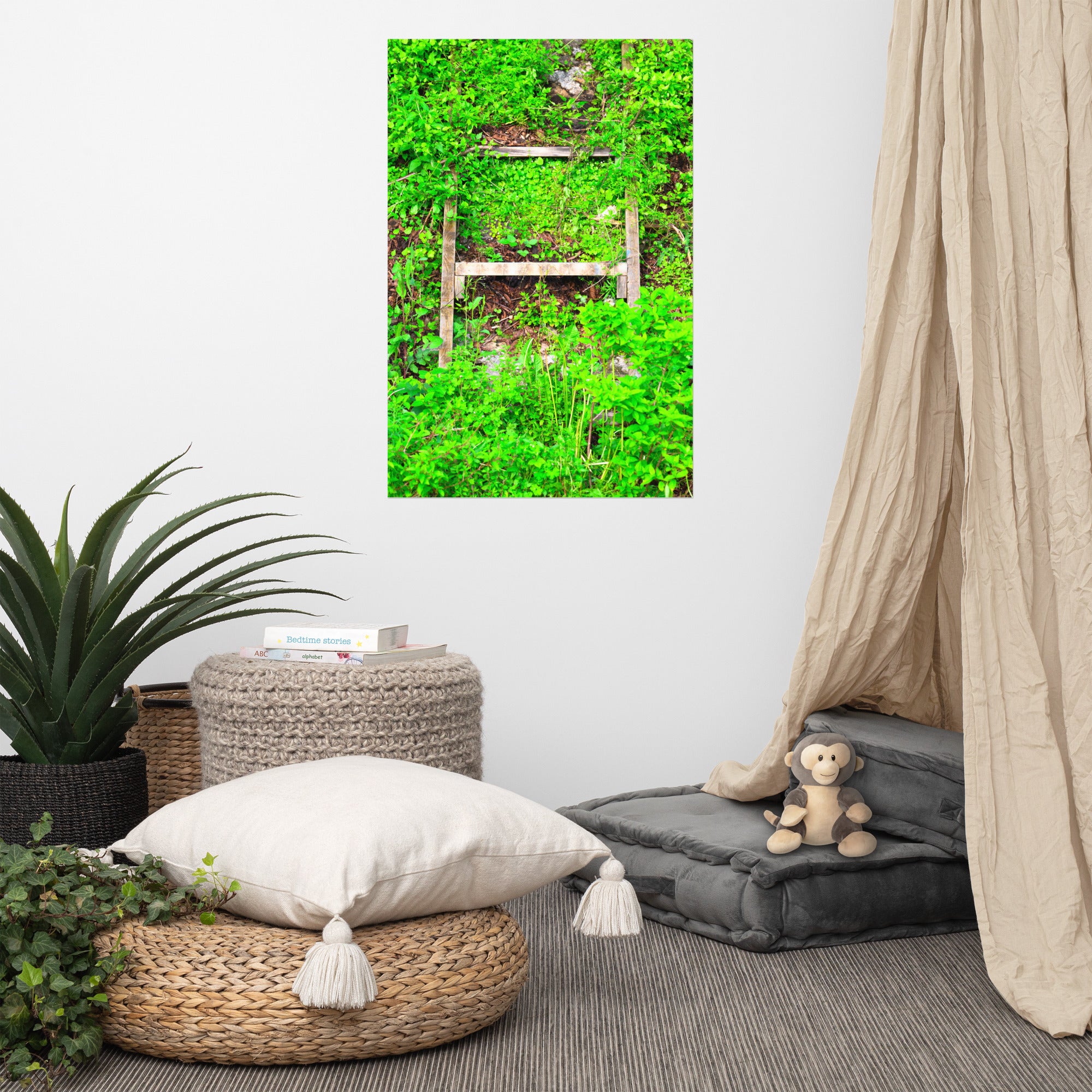 Poster Echelle Verdoyante, une photographie captivante d'une échelle envahie par la verdure, idéal pour les amoureux de la nature et ceux qui cherchent à créer une ambiance naturelle dans leur intérieur.