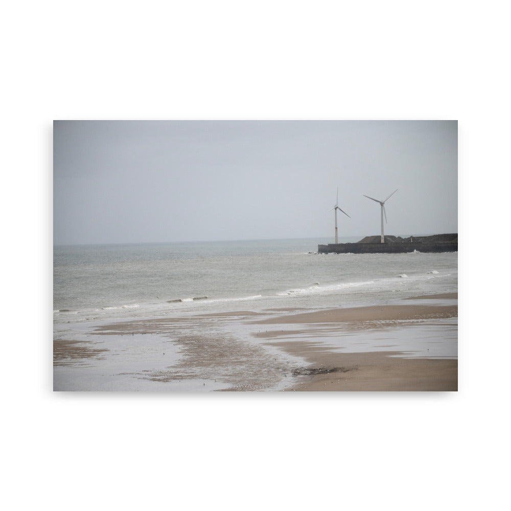 Poster d'une plage brumeuse avec mouettes et éoliennes sur la côte nord de la France