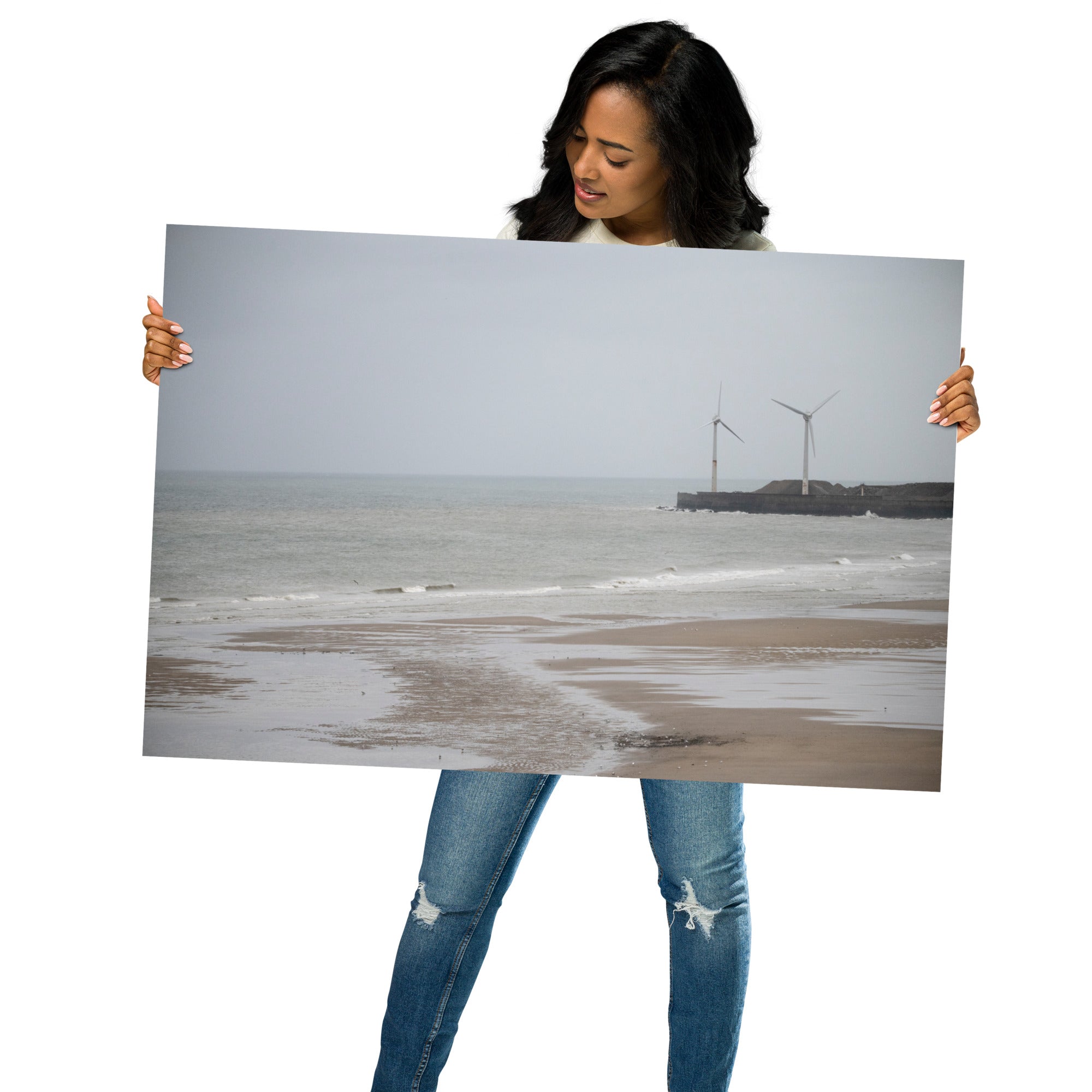 Poster d'une plage brumeuse avec mouettes et éoliennes sur la côte nord de la France