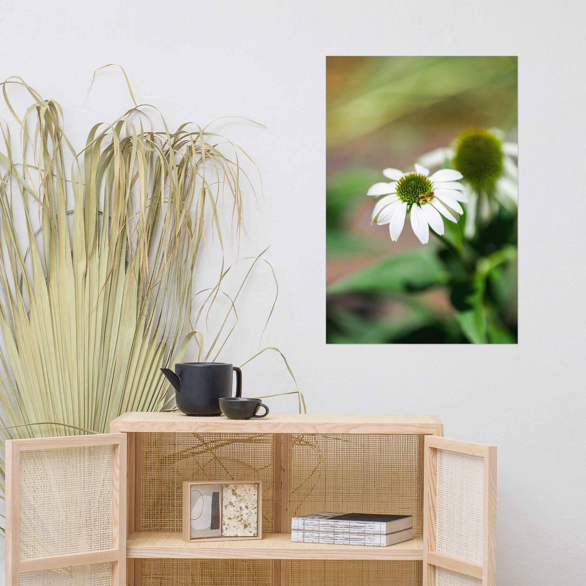 Poster 'Nature Éphémère' représentant une guêpe butinant le pollen d'une marguerite