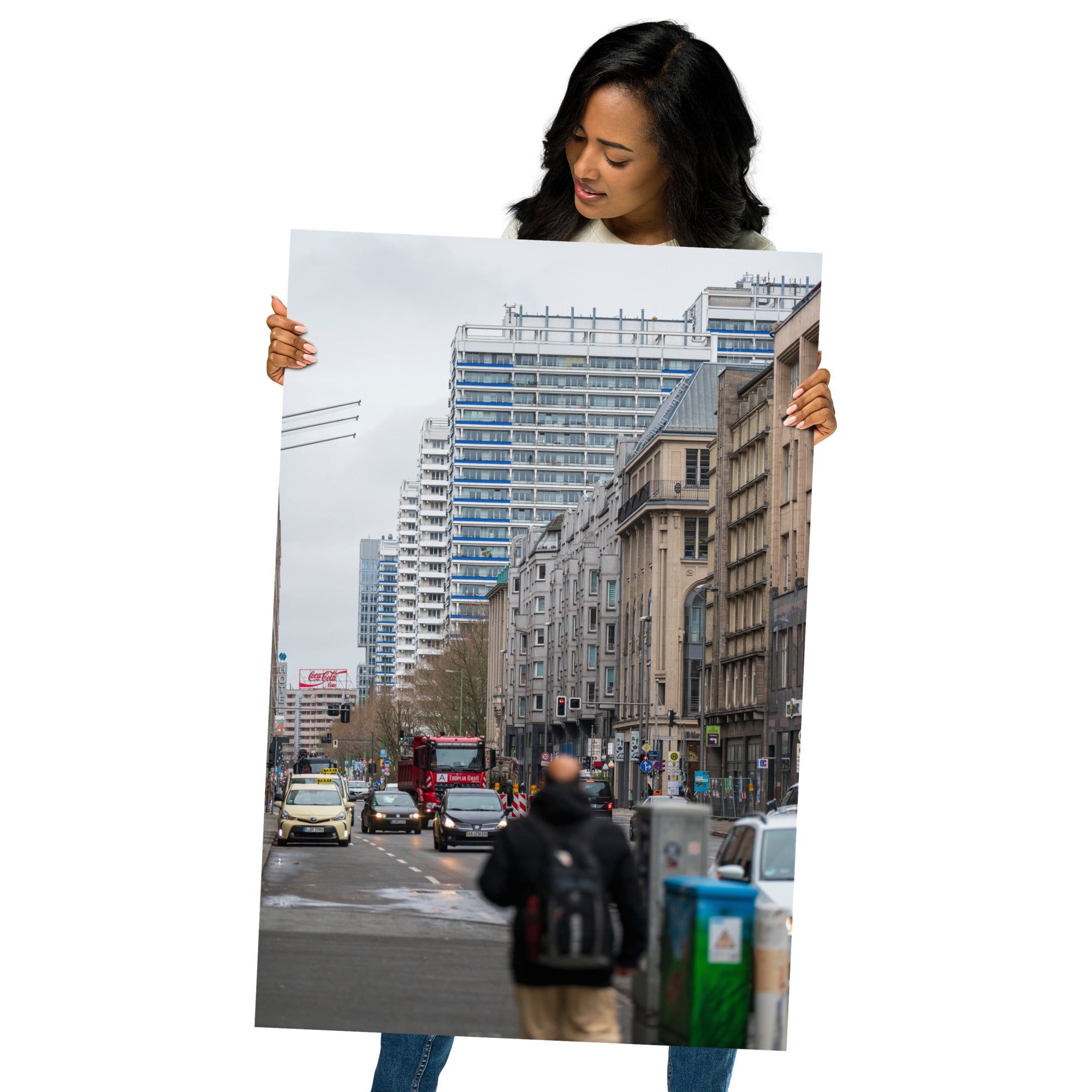 Poster 'Vie Urbaine Berlin' représentant une rue animée de Berlin avec des taxis, des travaux routiers et une publicité pour Coca-Cola