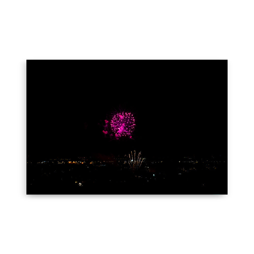 Poster '14 Juillet Rose' montrant une photographie d'un feu d'artifice rose formant des petits cœurs dans le ciel pour la Fête nationale du 14 juillet.