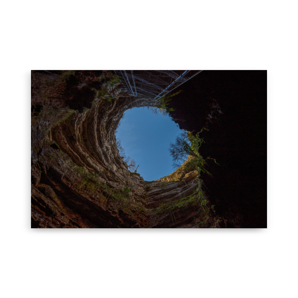 Poster 'Le Gouffre de Padirac N02' montrant la vue du ciel depuis le fond du gouffre de Padirac.