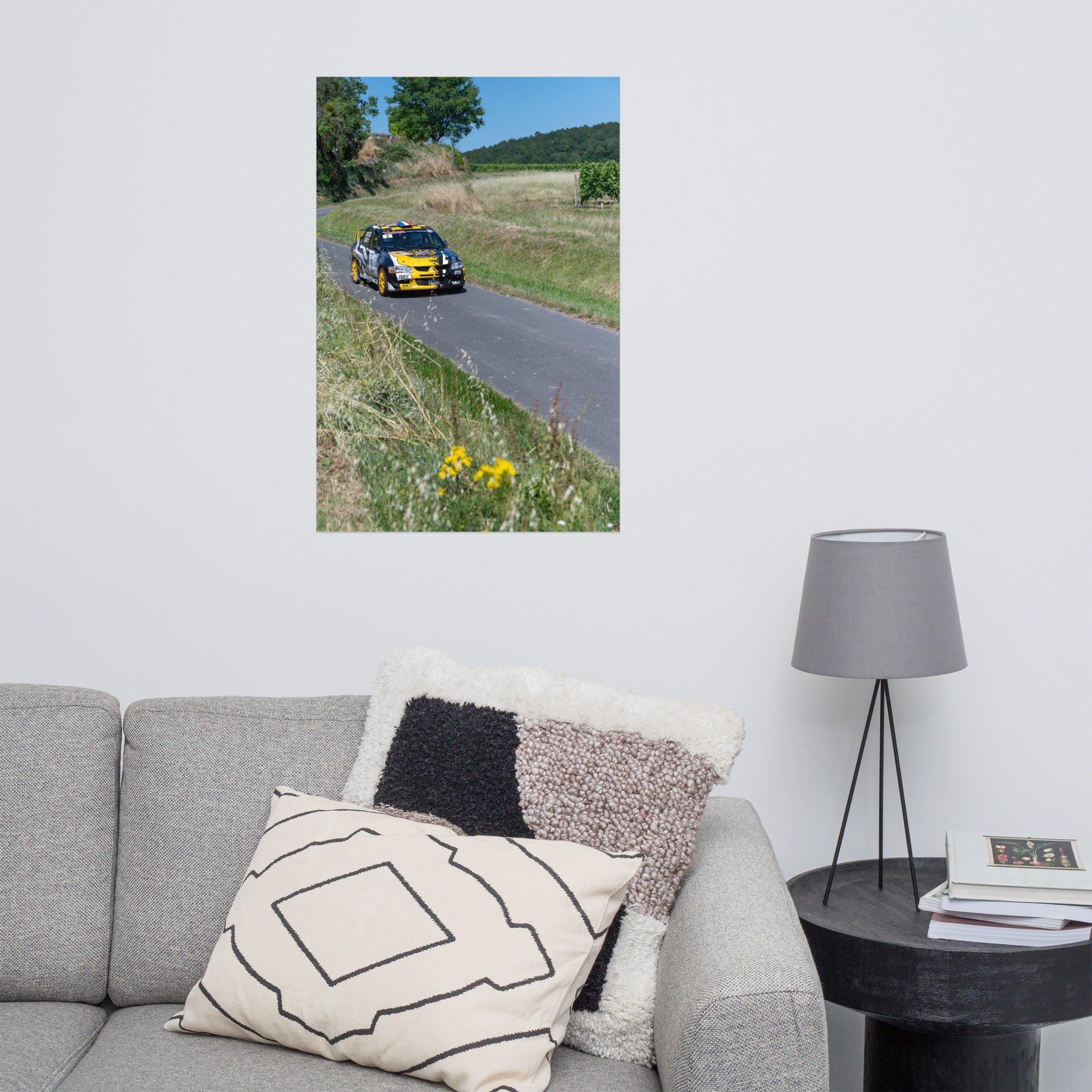 Photographie 'Mitsubishi Lancer Evo' illustrant une voiture de rallye en pleine compétition lors du Rallye des Vins de Chinon.