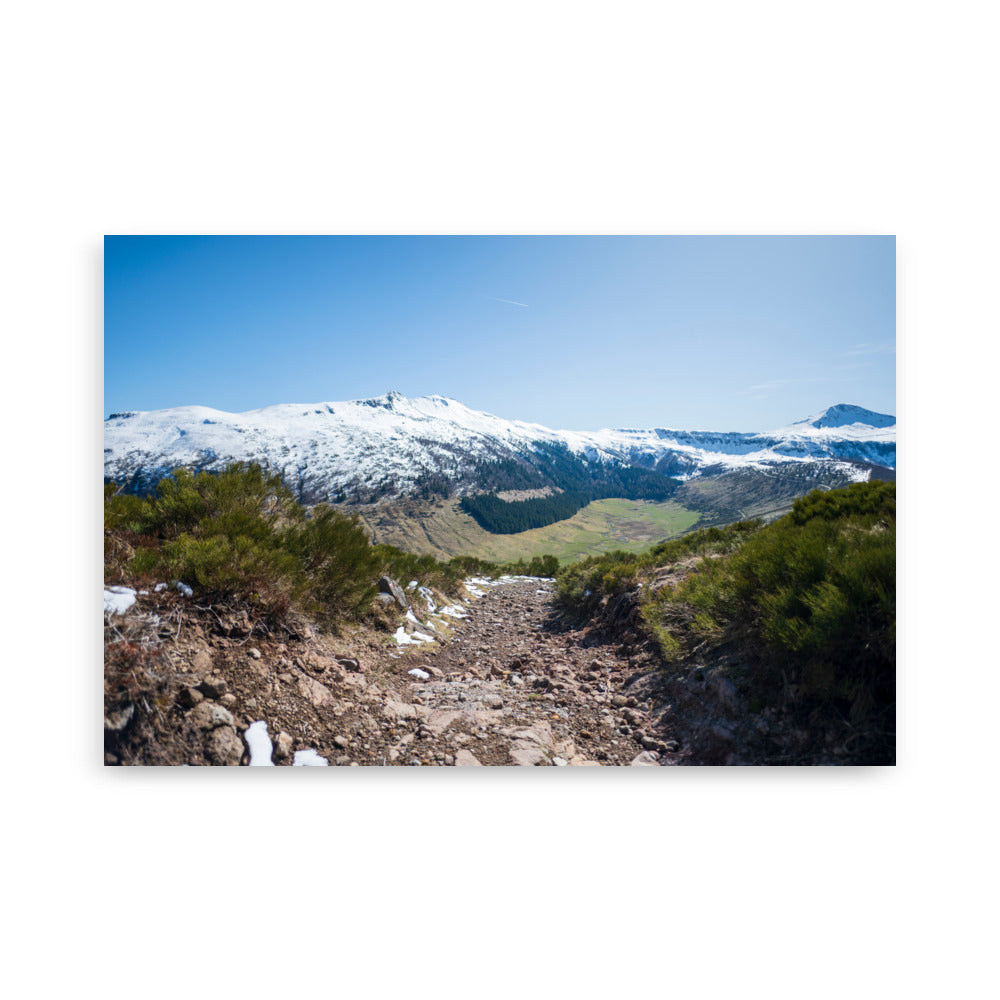 Photo d'un sentier de randonnée montagneux du Puy Mary en Auvergne, illustrant la beauté sauvage du Cantal.