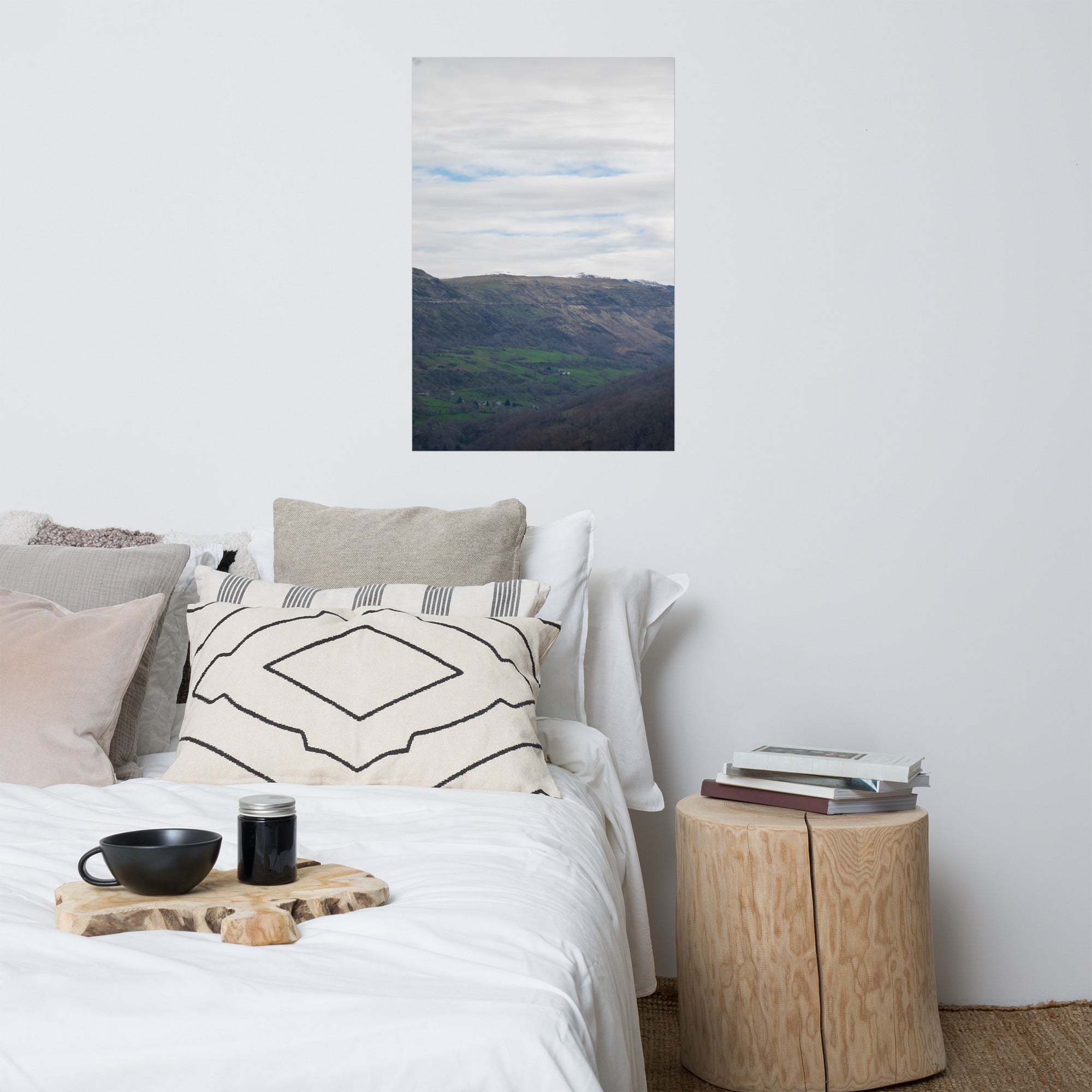 Vue panoramique du paysage auvergnat, capturant la majestuosité naturelle du Cantal.