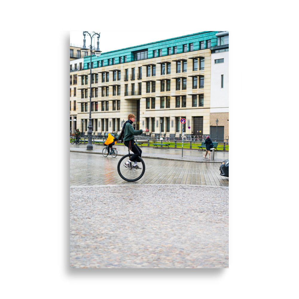 Jeune monocycliste en mouvement près de la Porte de Brandebourg à Berlin.