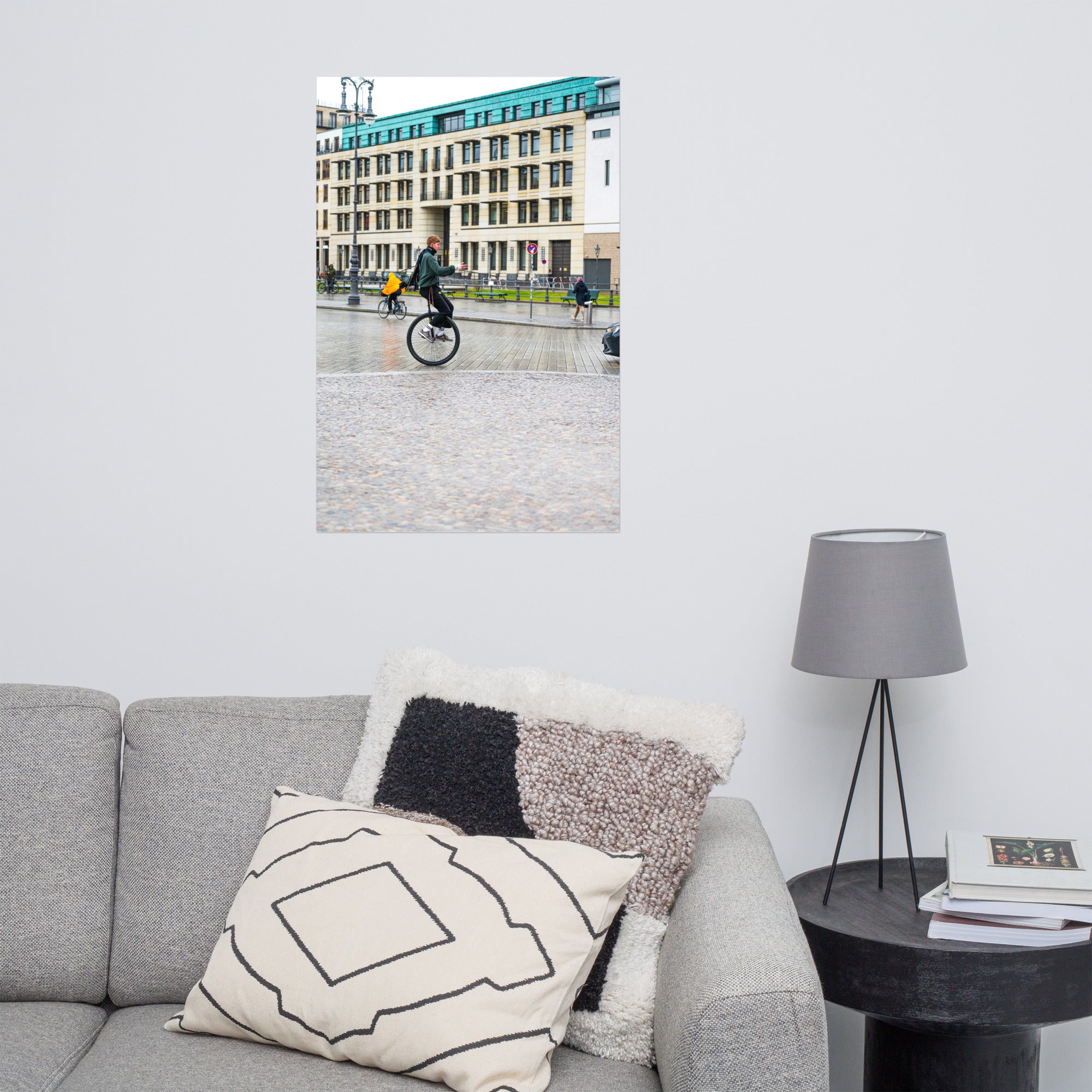 Jeune monocycliste en mouvement près de la Porte de Brandebourg à Berlin.