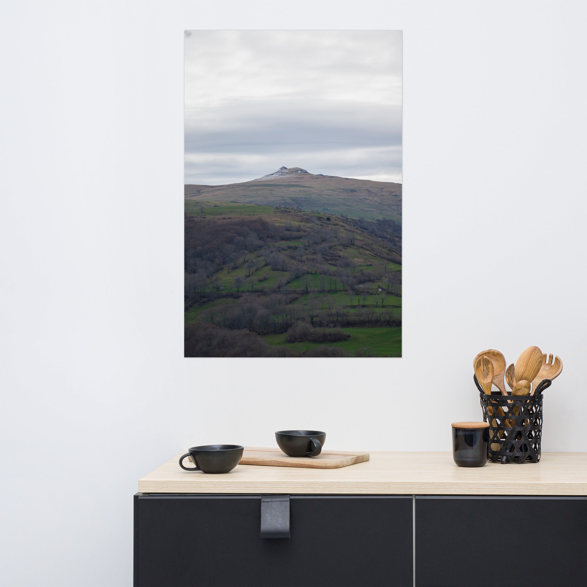 Paysage du Cantal : champs verdoyants en premier plan avec pic montagneux à l'arrière-plan.