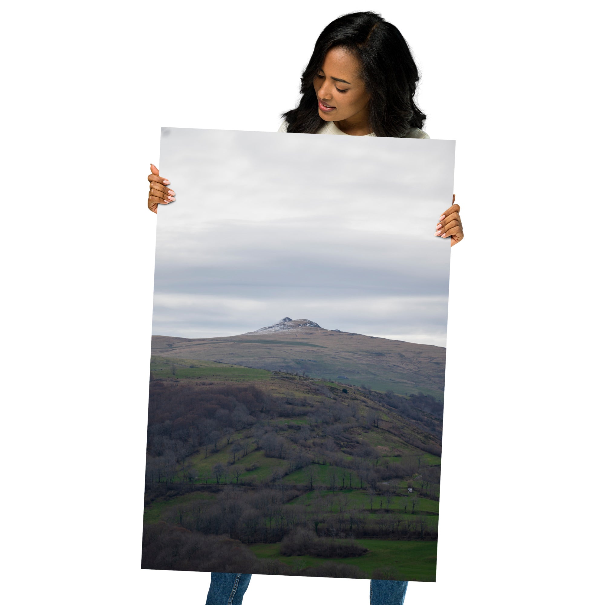 Paysage du Cantal : champs verdoyants en premier plan avec pic montagneux à l'arrière-plan.