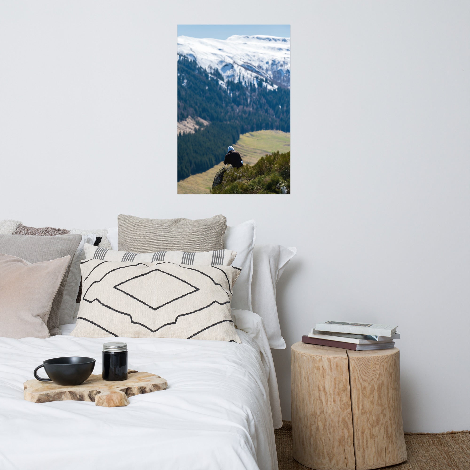 Figure en méditation sur une montagne du Cantal, vaste paysage en arrière-plan.