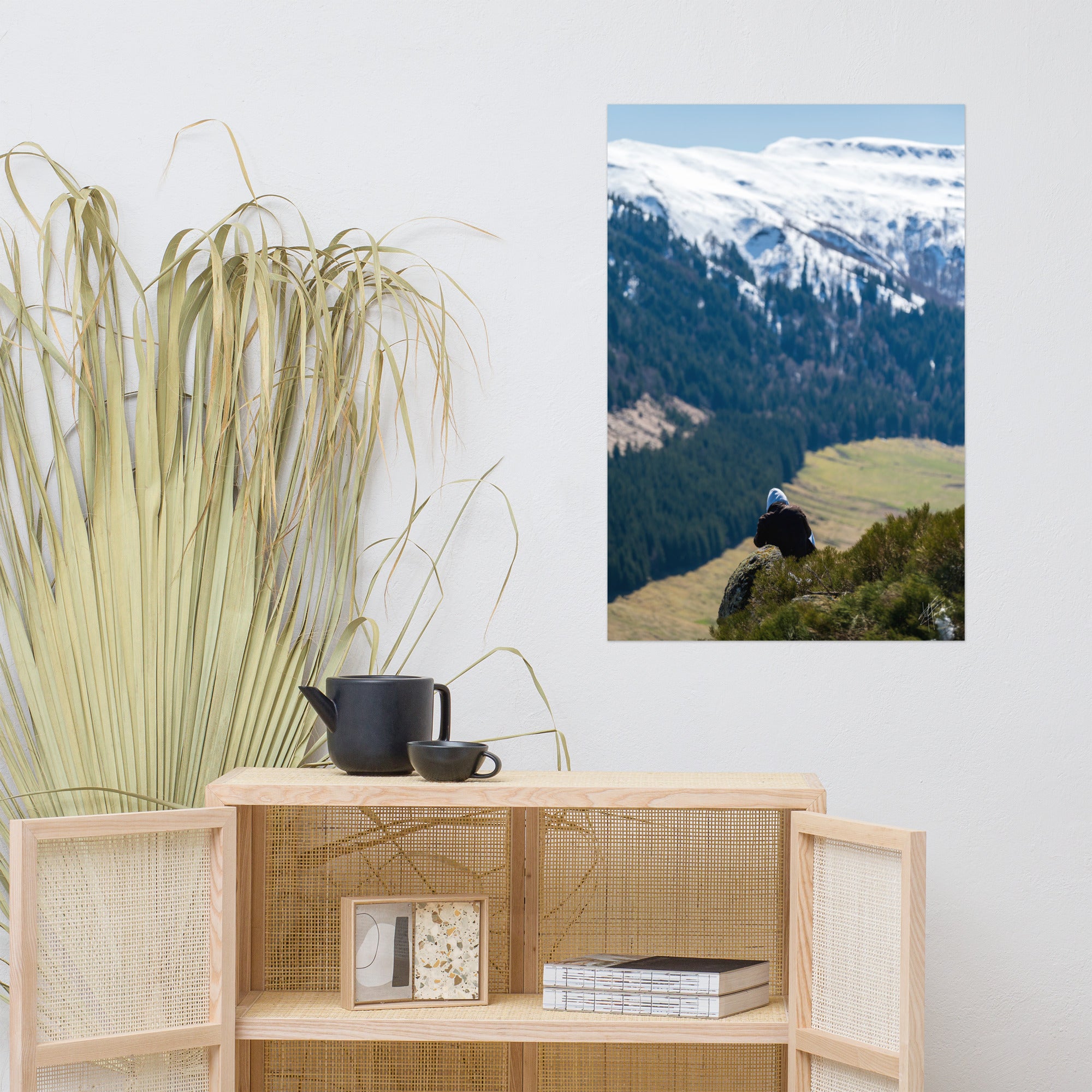 Figure en méditation sur une montagne du Cantal, vaste paysage en arrière-plan.