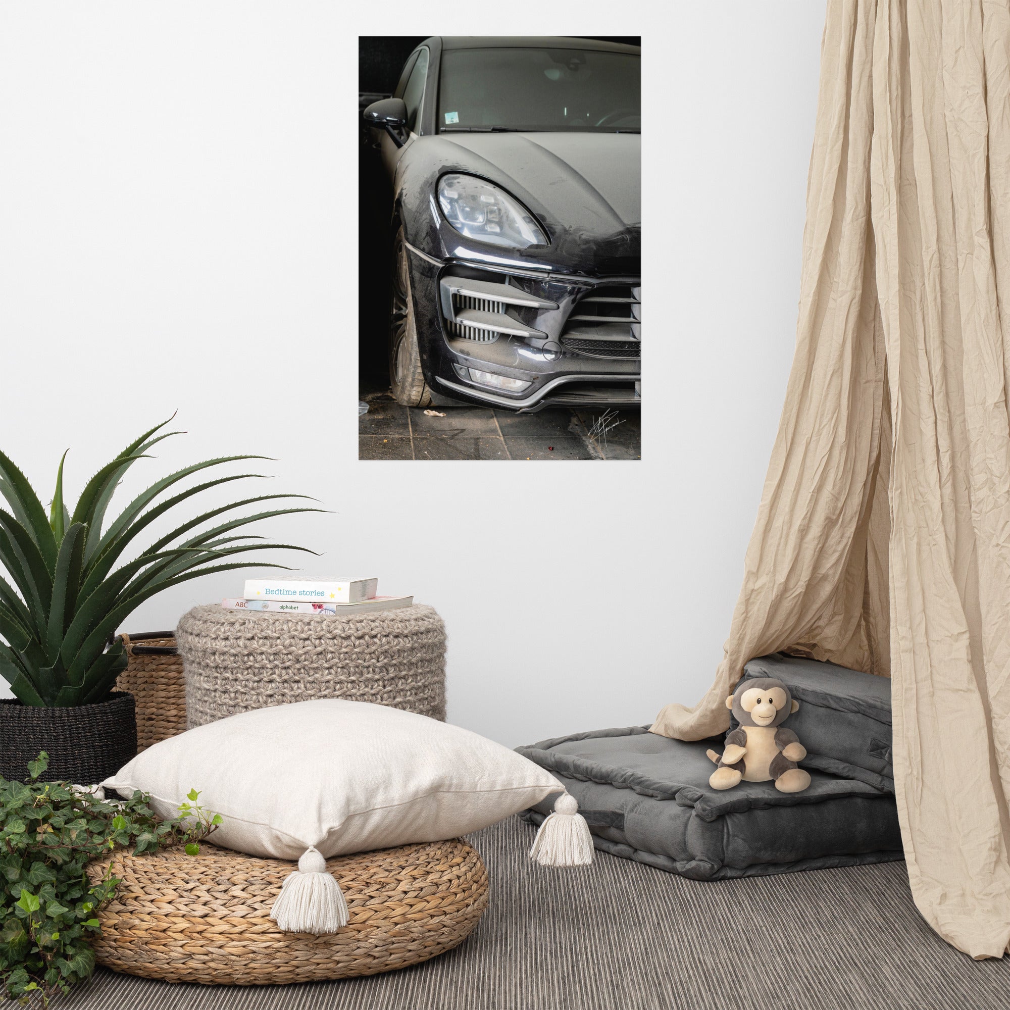 Photographie d'un Porsche Cayenne noir abandonné dans un garage poussiéreux.