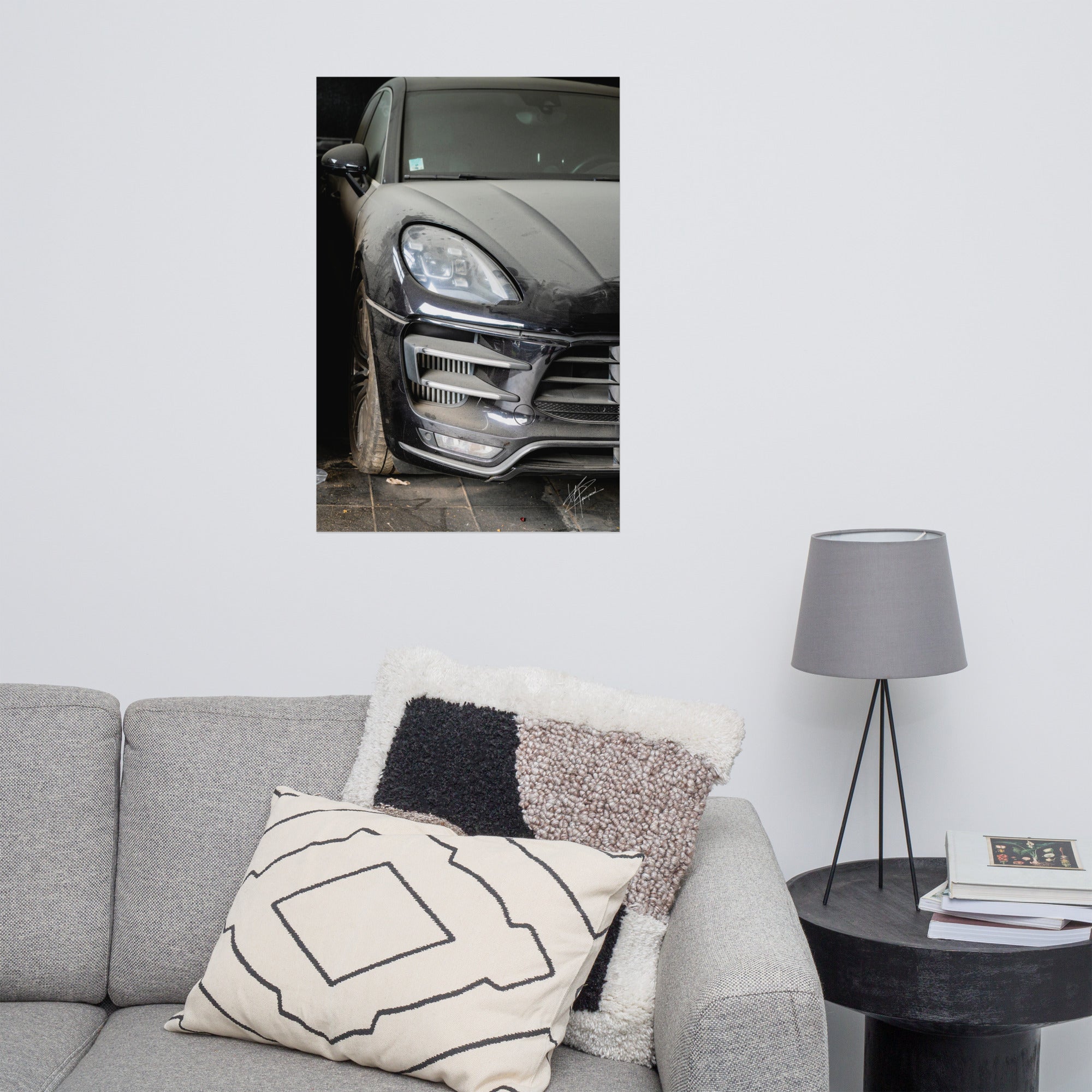 Photographie d'un Porsche Cayenne noir abandonné dans un garage poussiéreux.