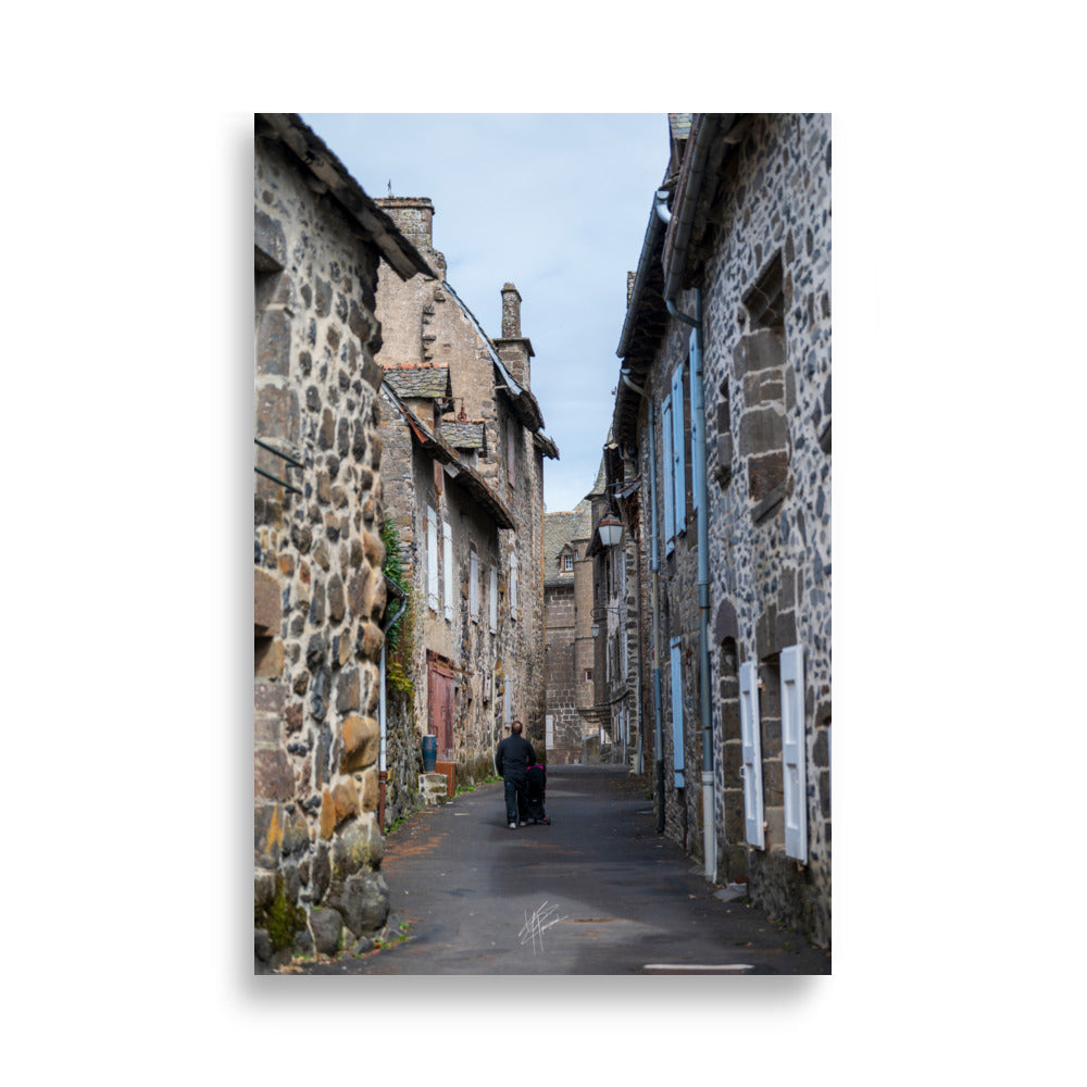 Photographie de la "Rue des Nobles" à Salers, illustrant le patrimoine médiéval de la ville.