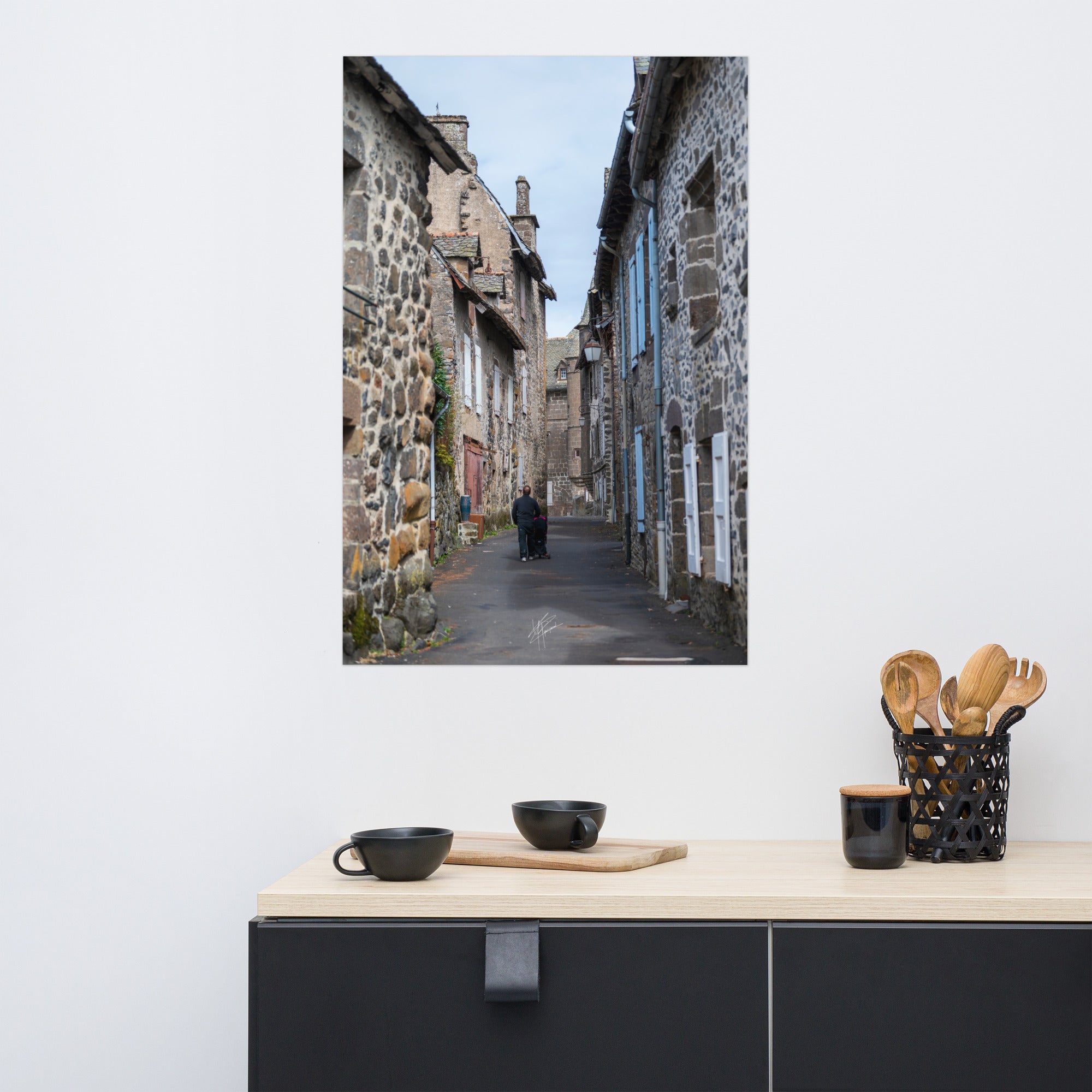 Photographie de la "Rue des Nobles" à Salers, illustrant le patrimoine médiéval de la ville.