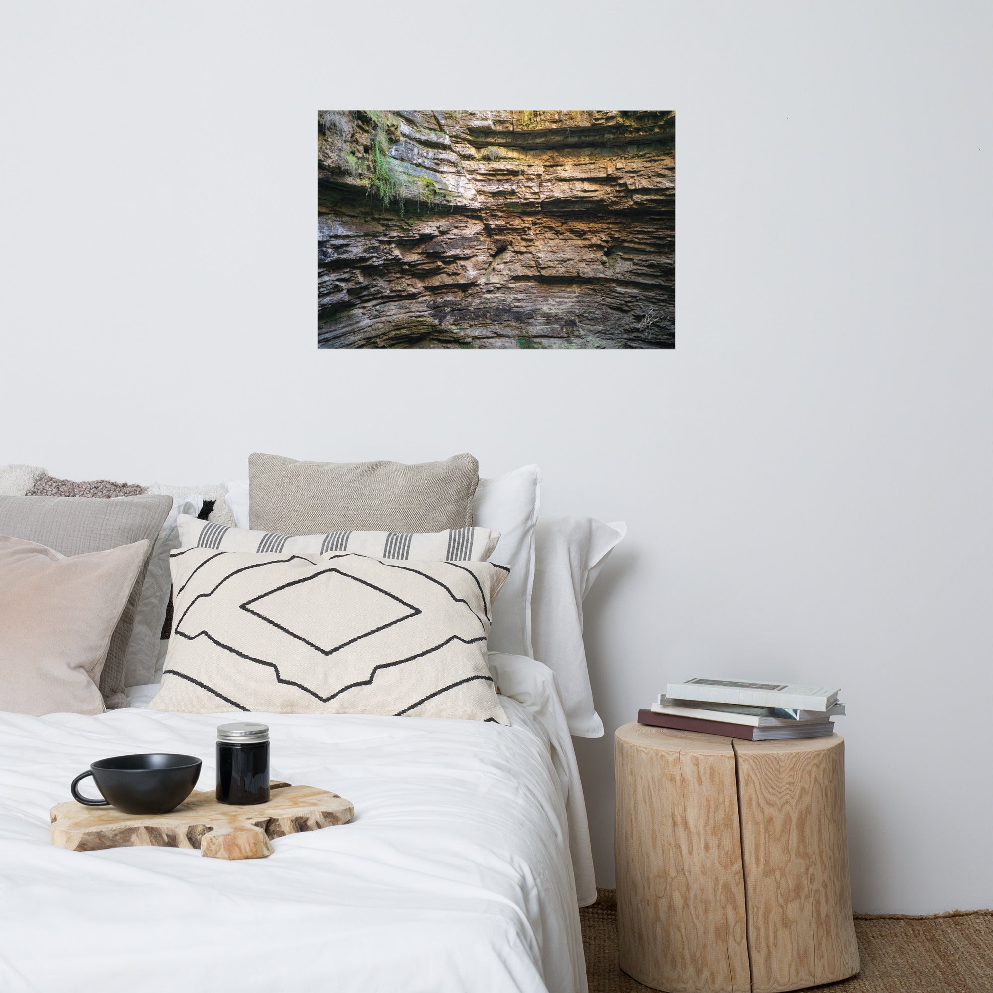 Photographie détaillée d'un mur de roche souterrain au gouffre de Padirac montrant des couches distinctes et des signes d'érosion.