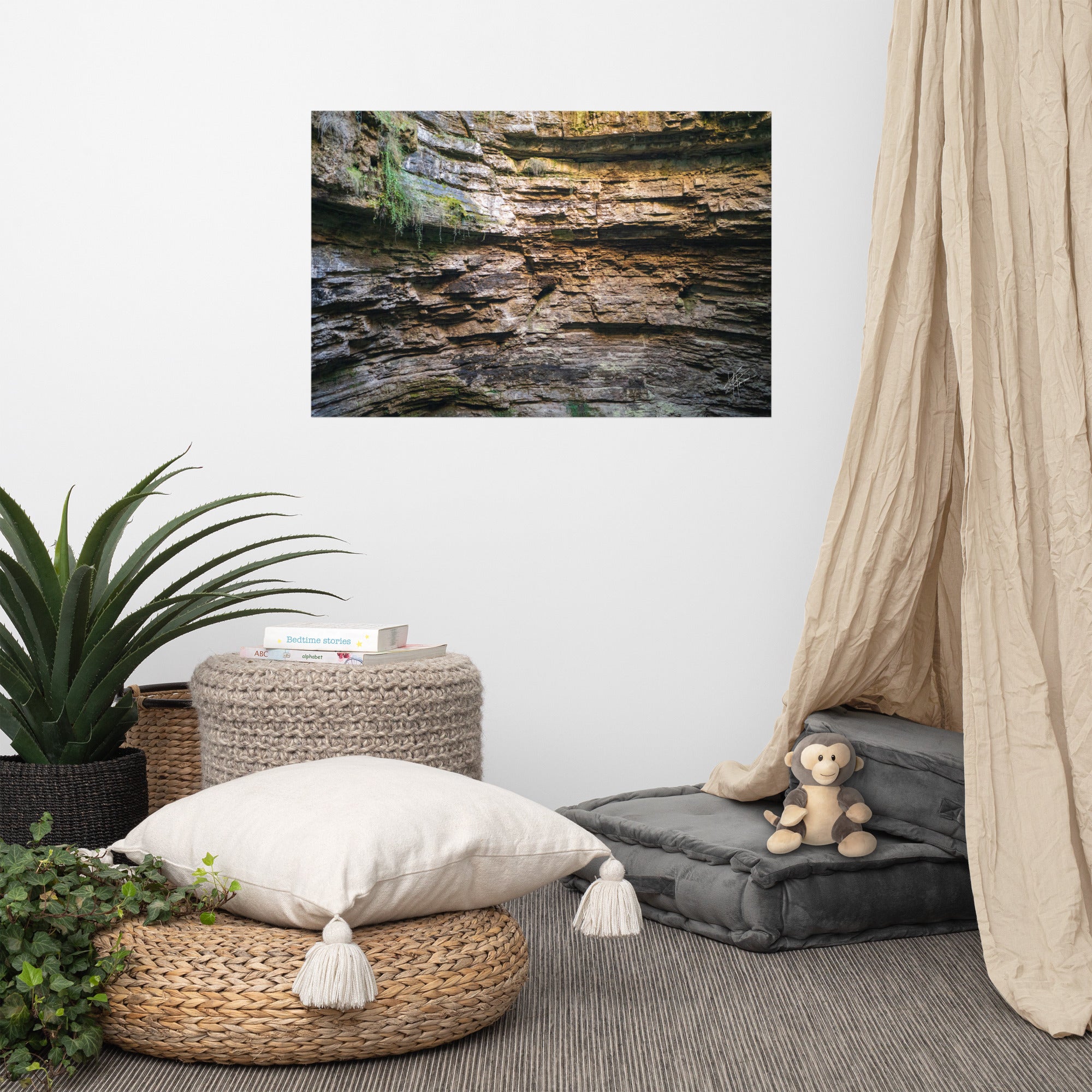 Photographie détaillée d'un mur de roche souterrain au gouffre de Padirac montrant des couches distinctes et des signes d'érosion.