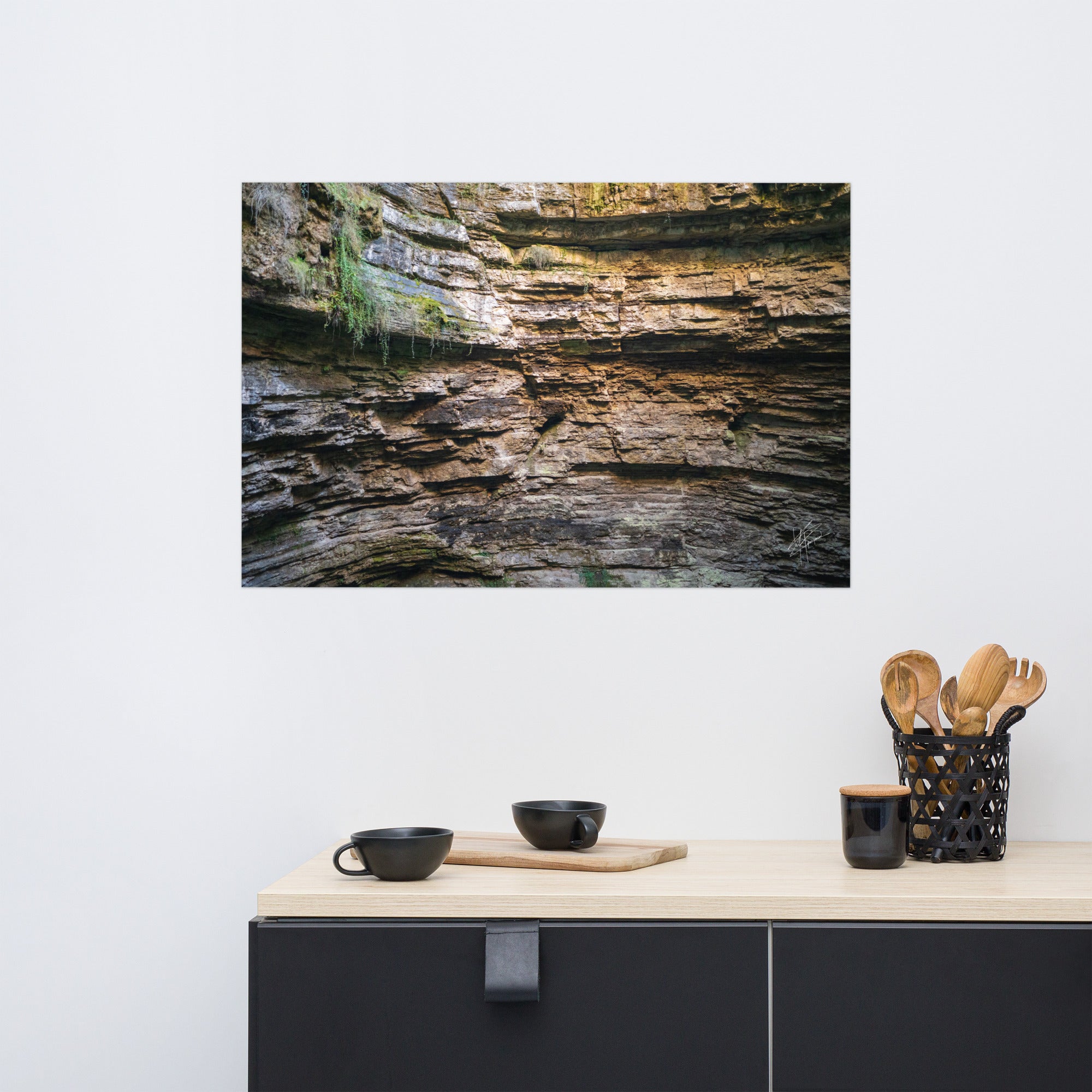 Photographie détaillée d'un mur de roche souterrain au gouffre de Padirac montrant des couches distinctes et des signes d'érosion.