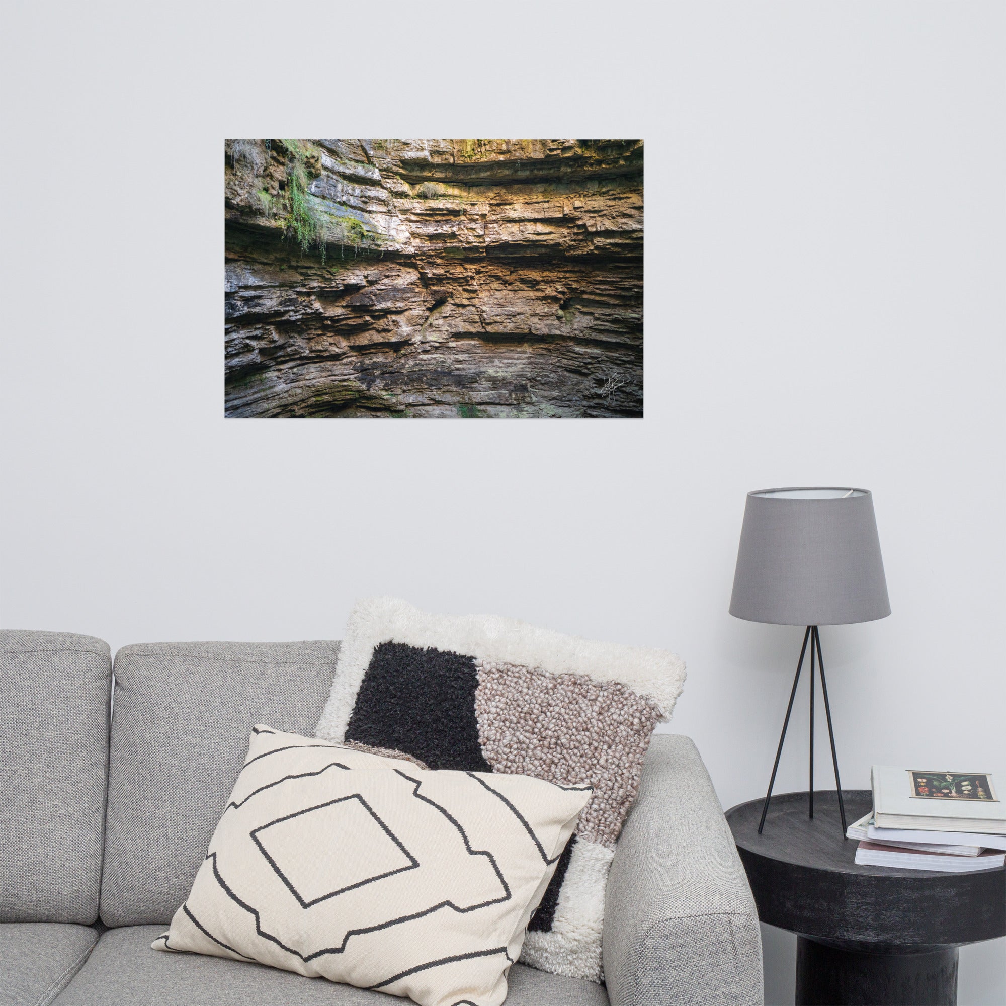 Photographie détaillée d'un mur de roche souterrain au gouffre de Padirac montrant des couches distinctes et des signes d'érosion.