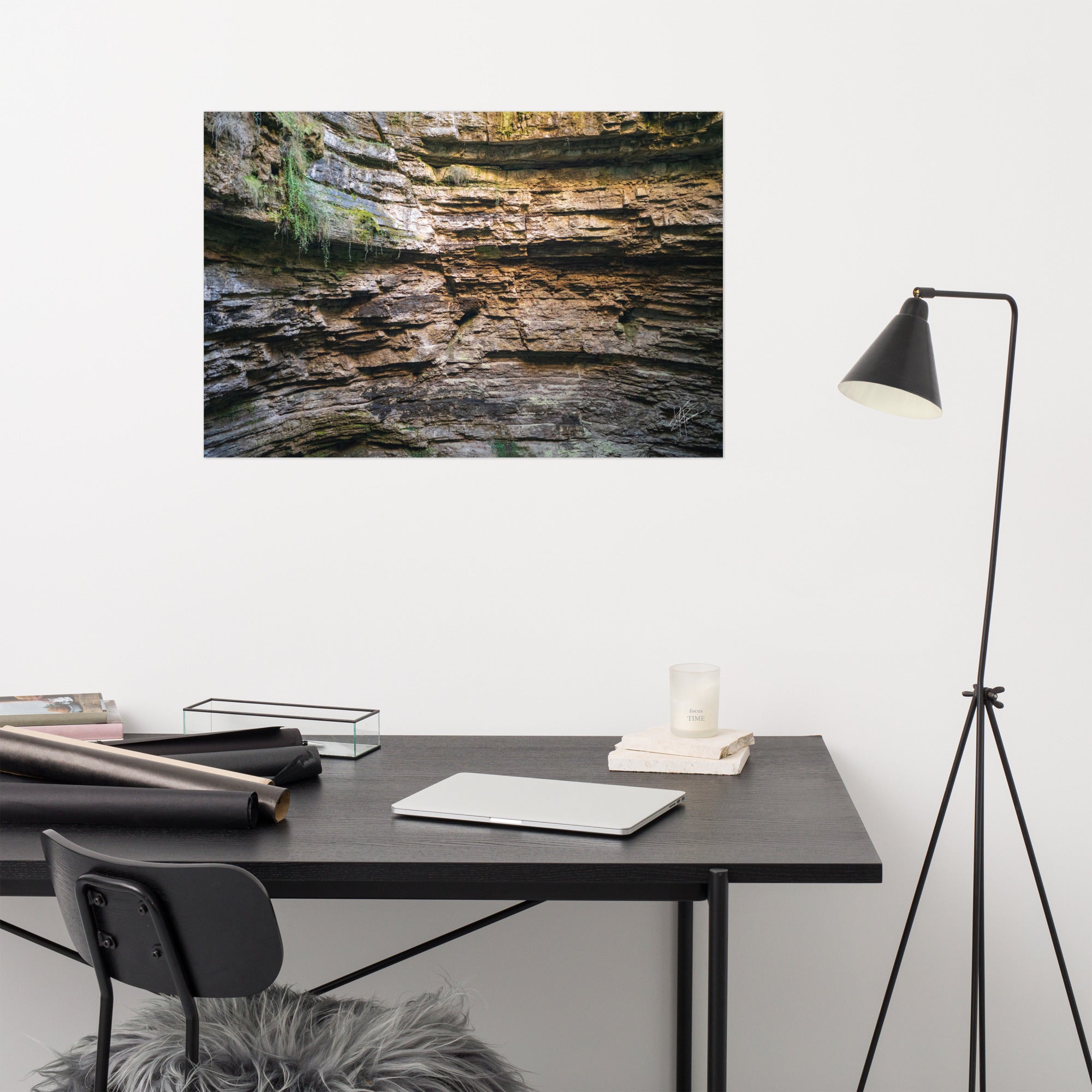 Photographie détaillée d'un mur de roche souterrain au gouffre de Padirac montrant des couches distinctes et des signes d'érosion.