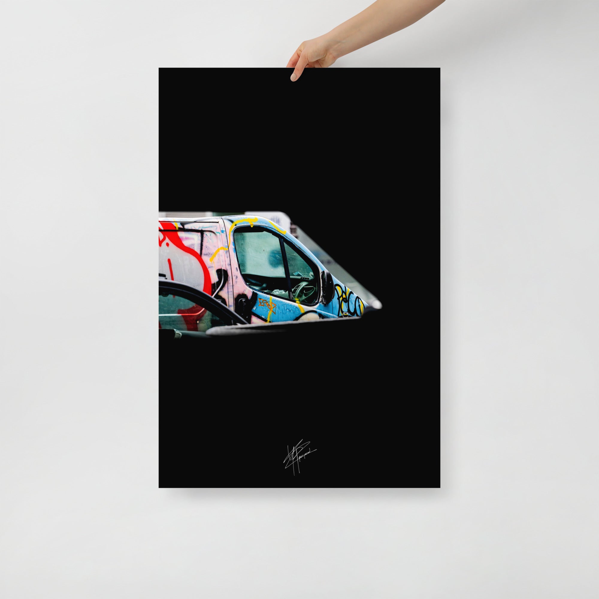 Vue contrastée d'un Renault Trafic éclairé, entouré d'une obscurité artistique, témoignant de l'histoire urbaine et du street art.