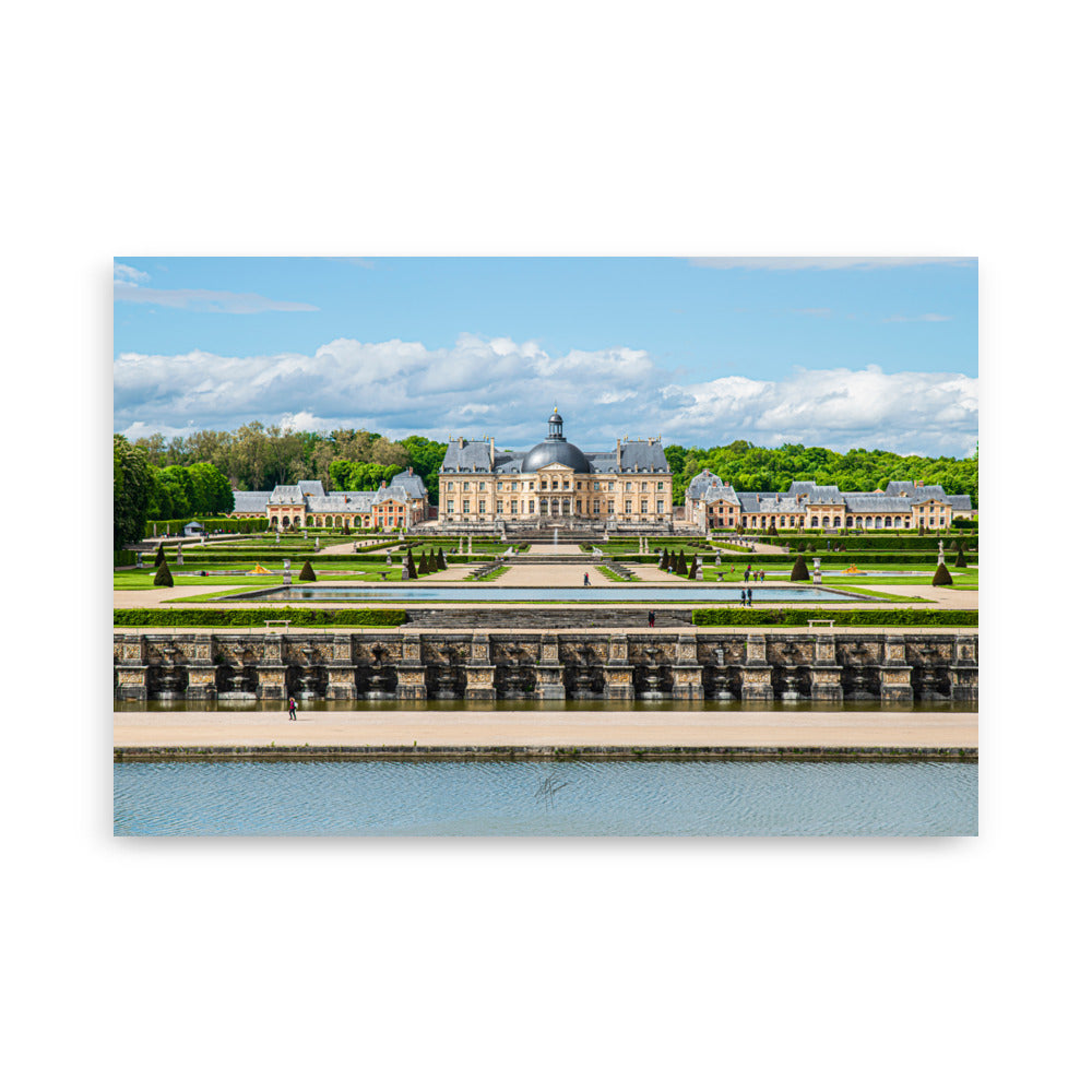 Photographie du Château de Vaux-le-Vicomte sous un ciel clair, mettant en valeur ses jardins impeccables et sa majestueuse architecture du XVIIe siècle.