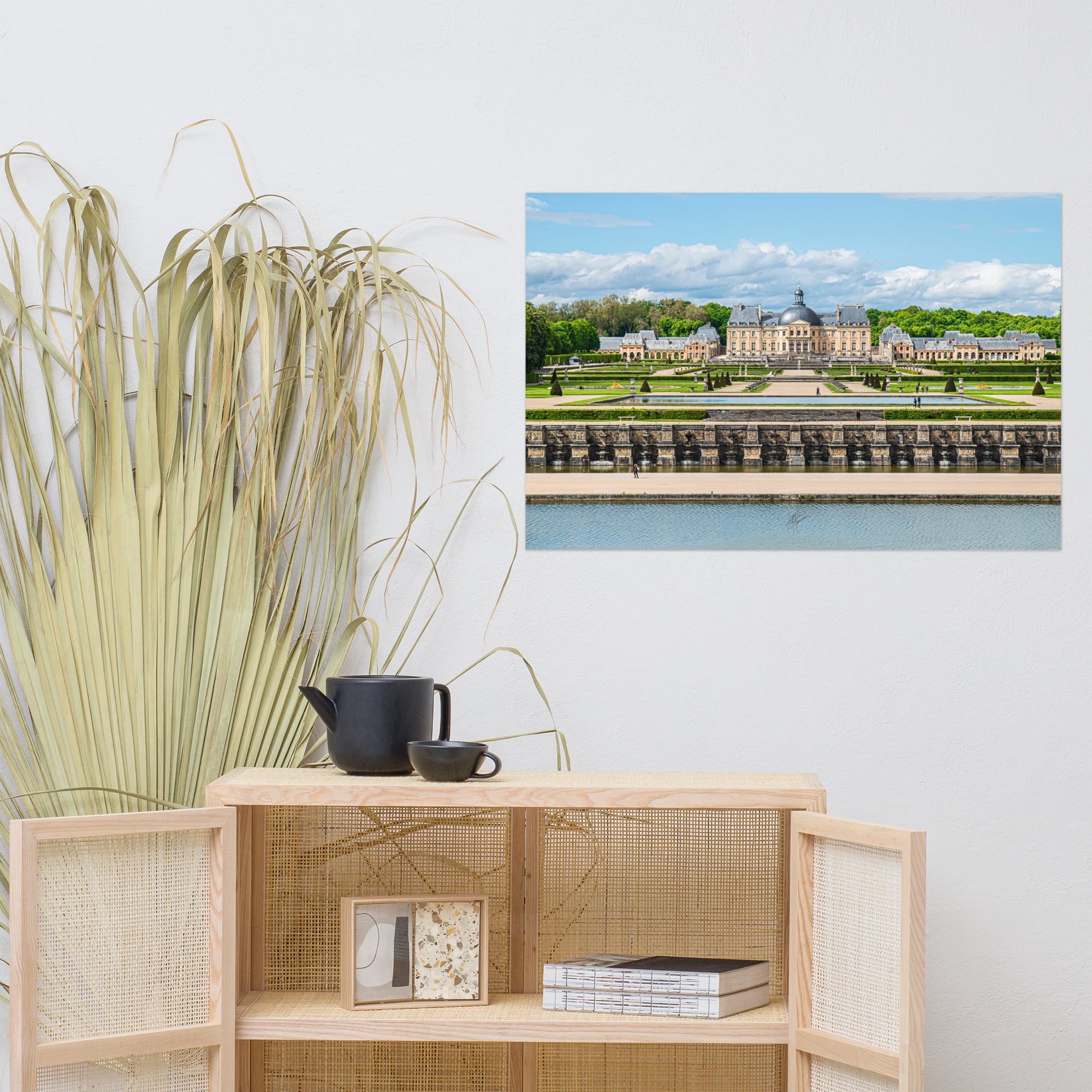 Photographie du Château de Vaux-le-Vicomte sous un ciel clair, mettant en valeur ses jardins impeccables et sa majestueuse architecture du XVIIe siècle.