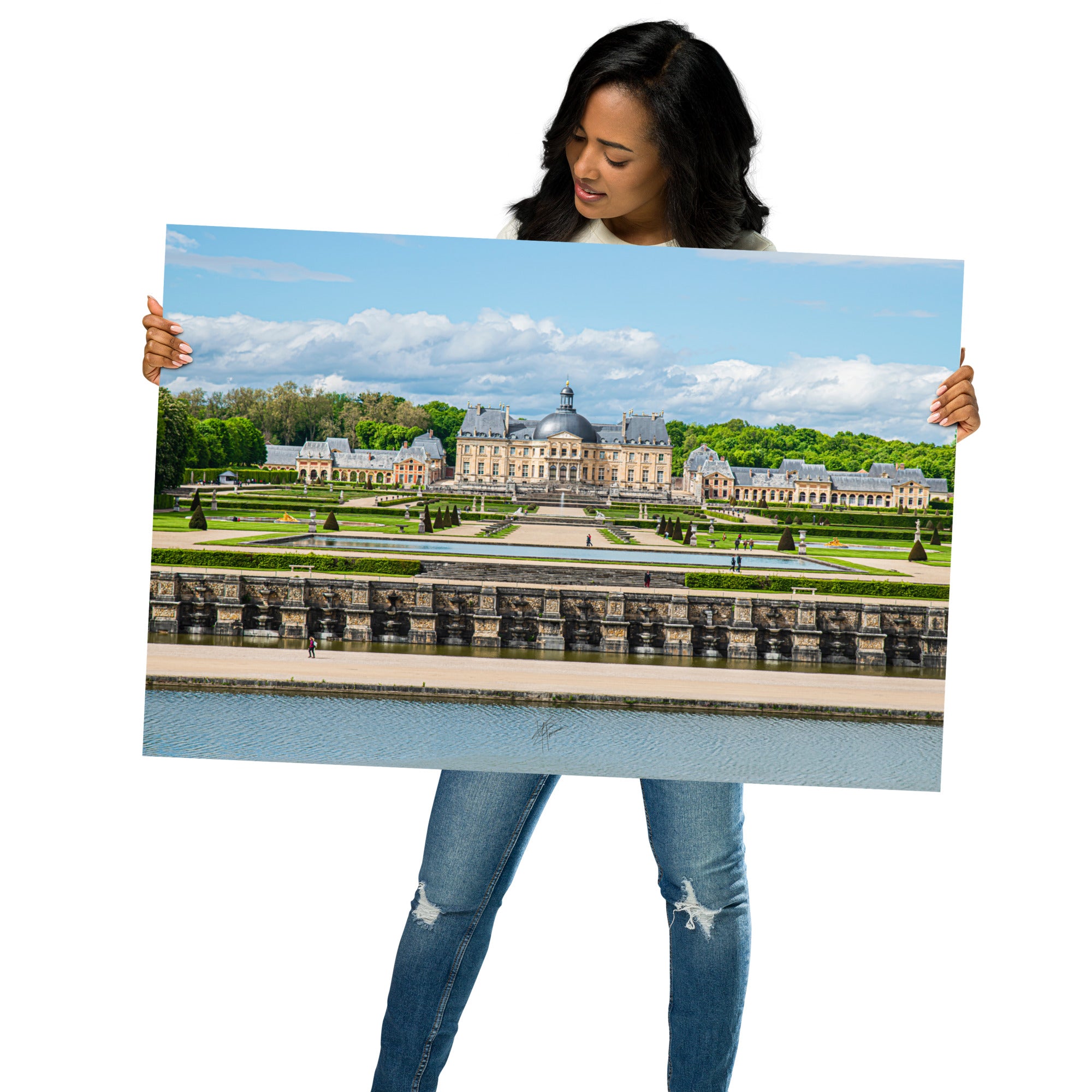 Photographie du Château de Vaux-le-Vicomte sous un ciel clair, mettant en valeur ses jardins impeccables et sa majestueuse architecture du XVIIe siècle.