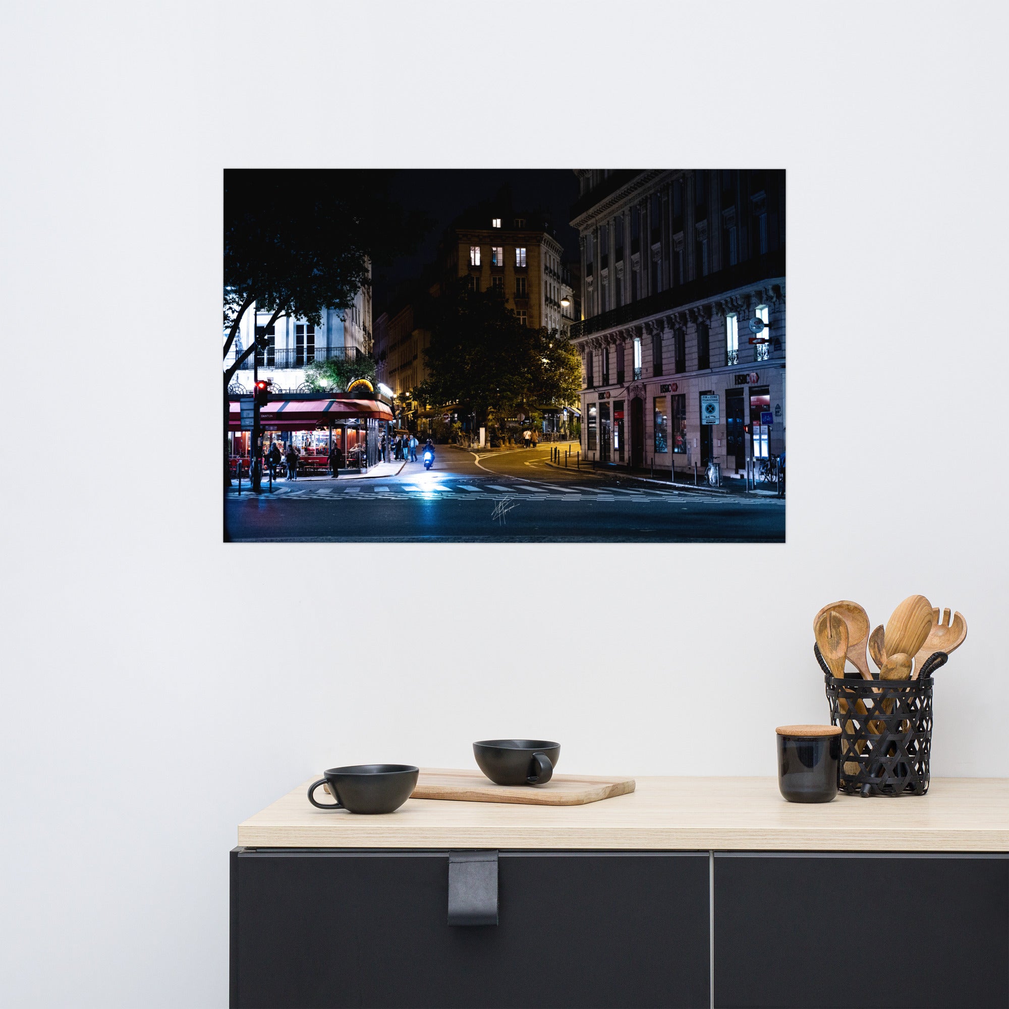 Photographie nocturne du boulevard Saint-Germain à Paris, avec ses lumières scintillantes, ses cafés animés et son architecture emblématique reflétant l'âme de la capitale française.