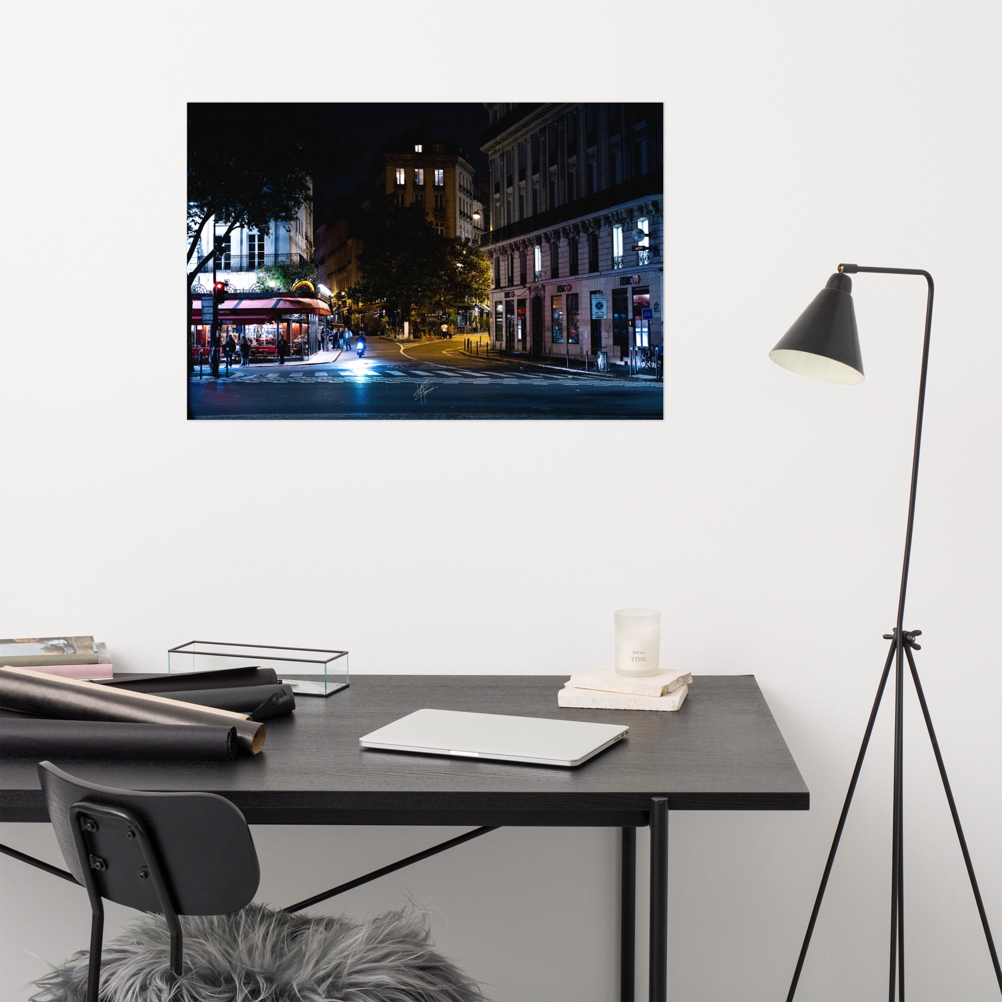 Photographie nocturne du boulevard Saint-Germain à Paris, avec ses lumières scintillantes, ses cafés animés et son architecture emblématique reflétant l'âme de la capitale française.