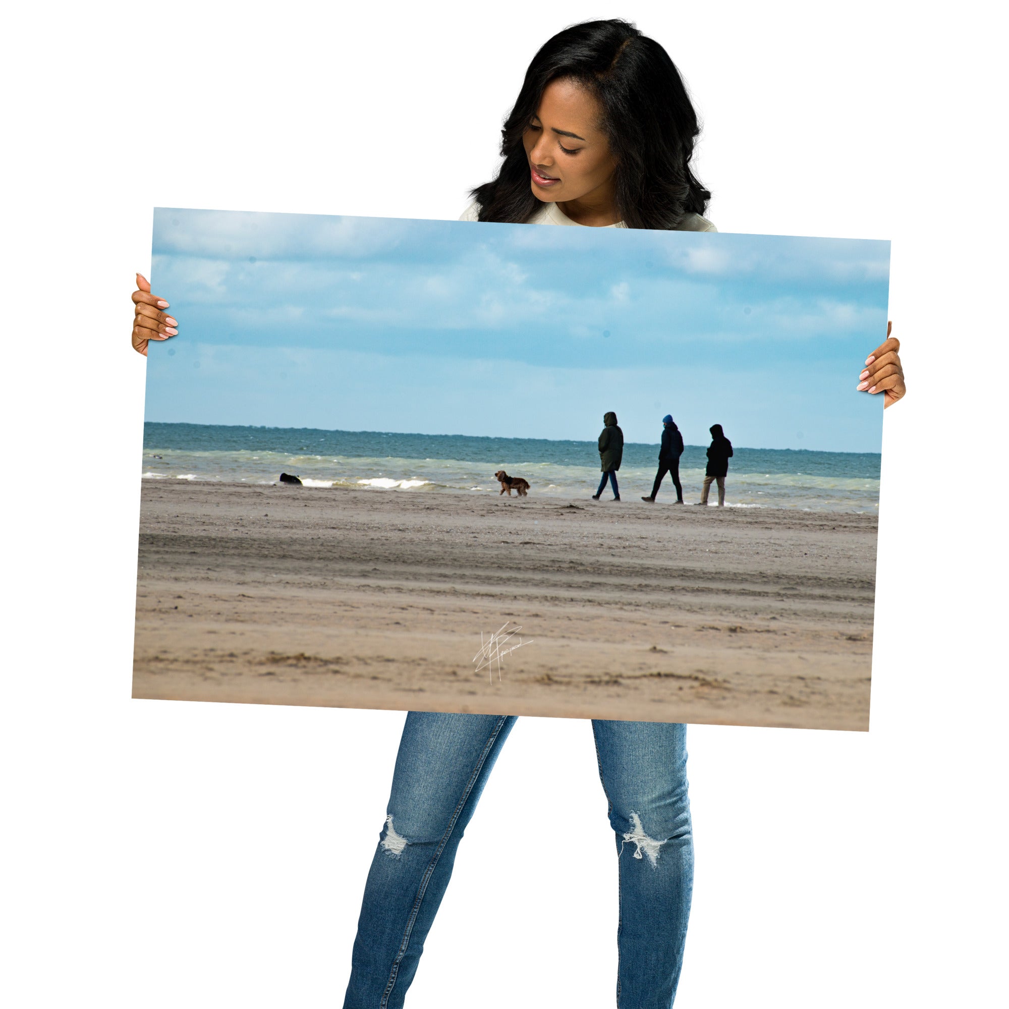 Photographie de la plage de Deauville avec des promeneurs et leur chien, capturant l'atmosphère tranquille et l'immensité de la mer normande.