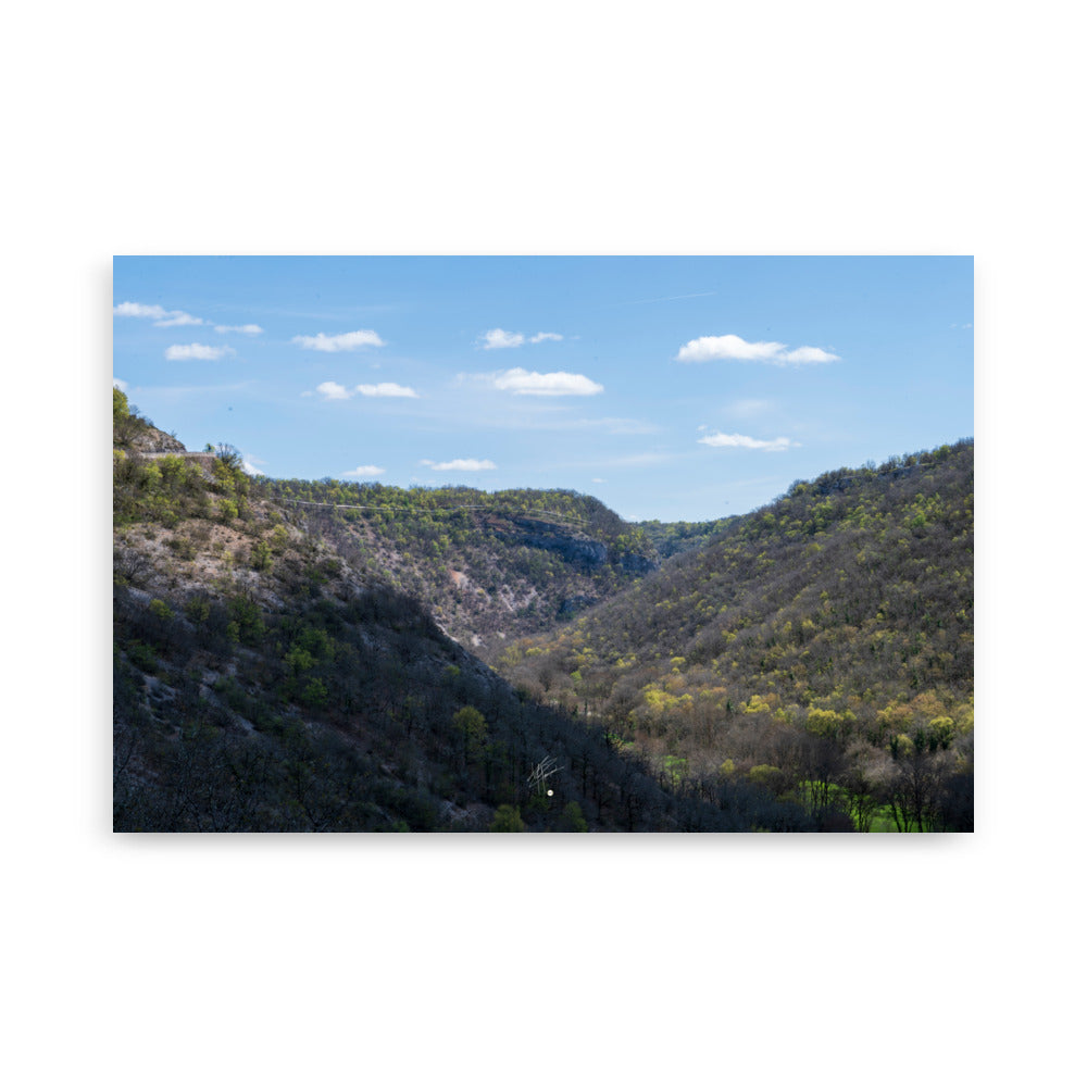 Vue panoramique de la vallée de Rocamadour en Dordogne, illustrant la beauté pittoresque et sereine du paysage, idéale pour apporter une ambiance naturelle à votre intérieur.