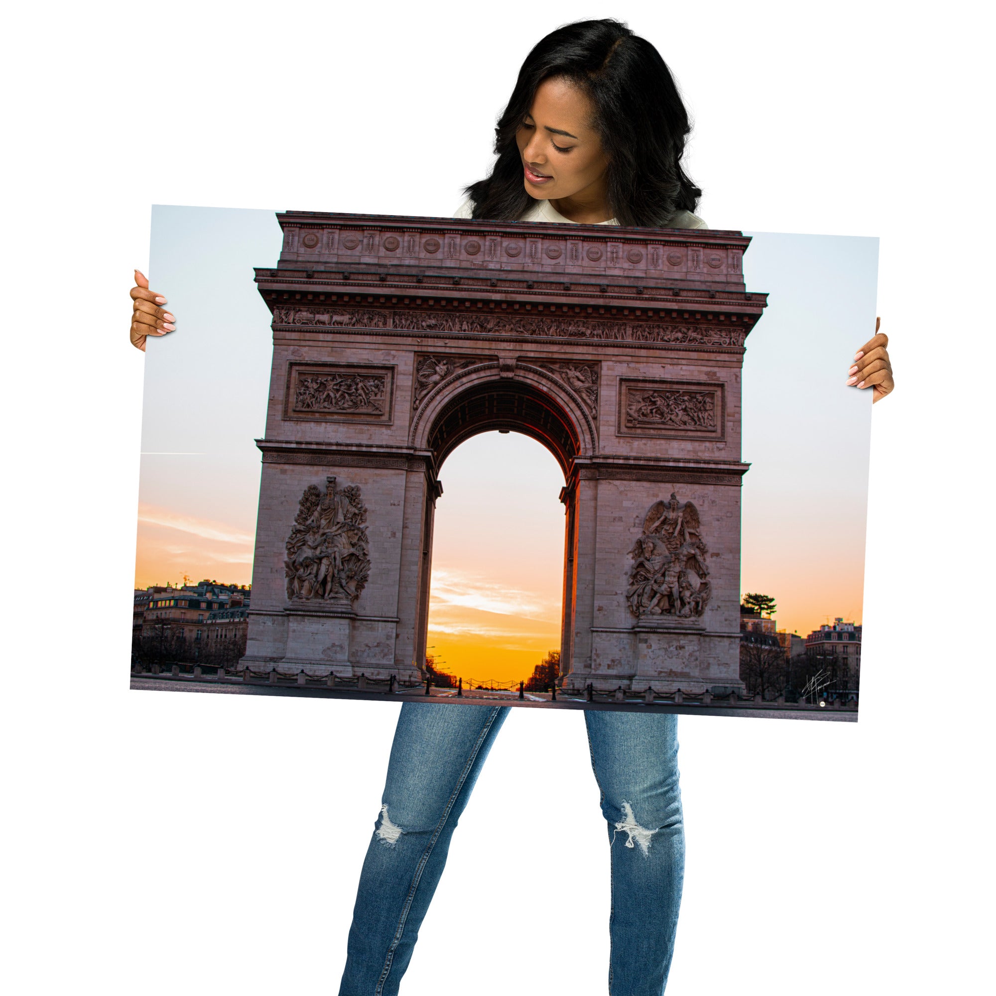 L'Arc de Triomphe de Paris au lever du soleil, ses contours majestueux se découpant contre un ciel orangé, symbolisant la gloire et l'espoir d'une nouvelle journée.