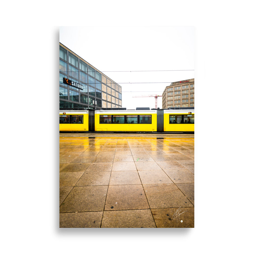 Un tramway allemand jaune vif en mouvement sur une rue urbaine, évoquant la vivacité et le dynamisme de la vie citadine en Allemagne.